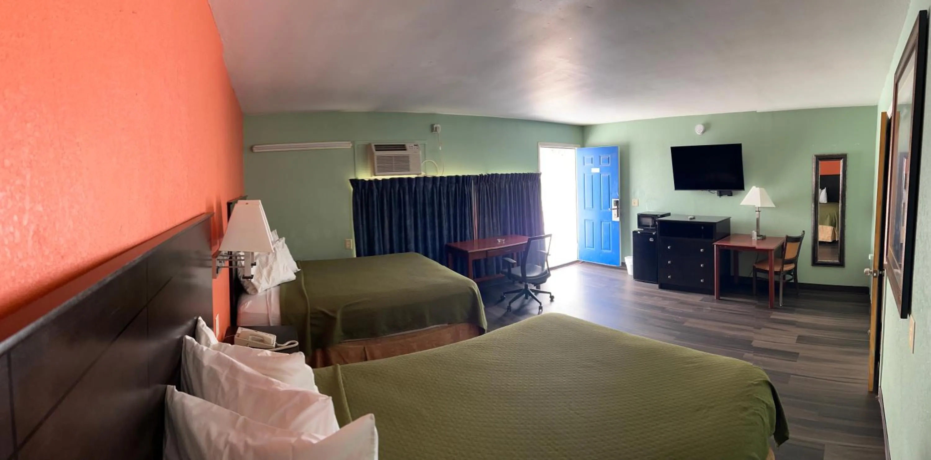 Bed in Town & Country Motel