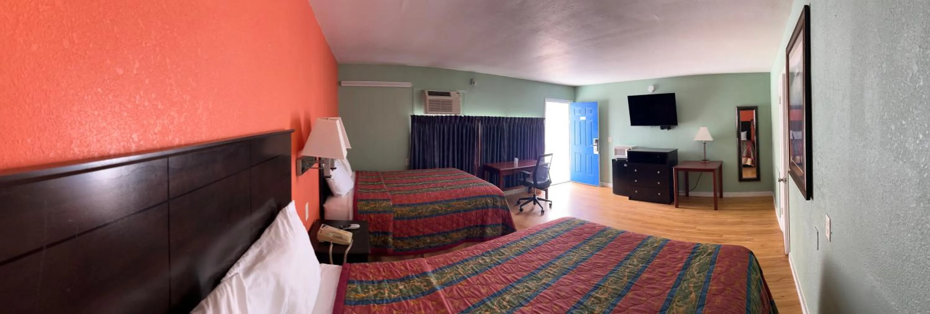 Communal lounge/ TV room, Bed in Town & Country Motel