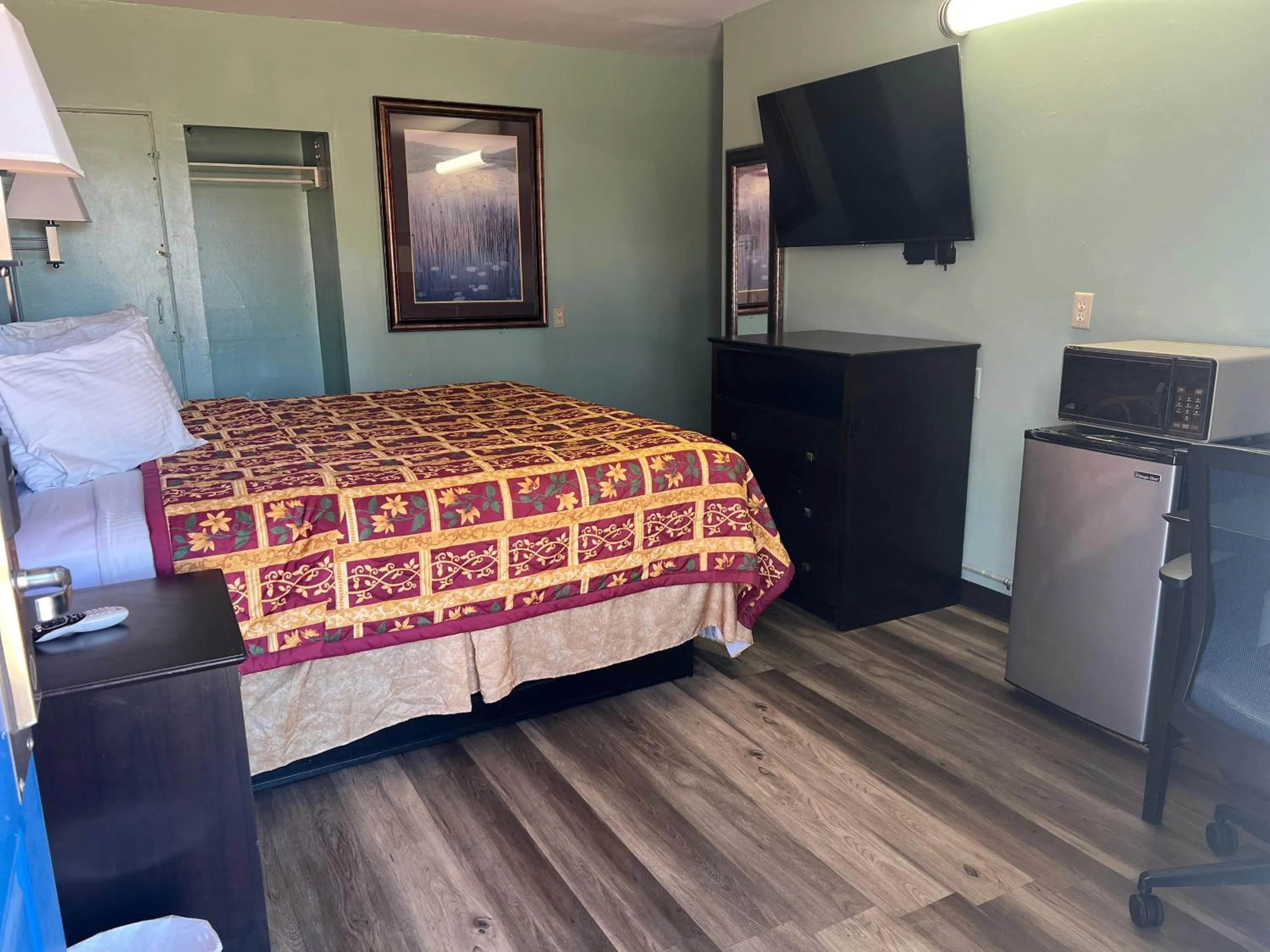 Bed in Town & Country Motel