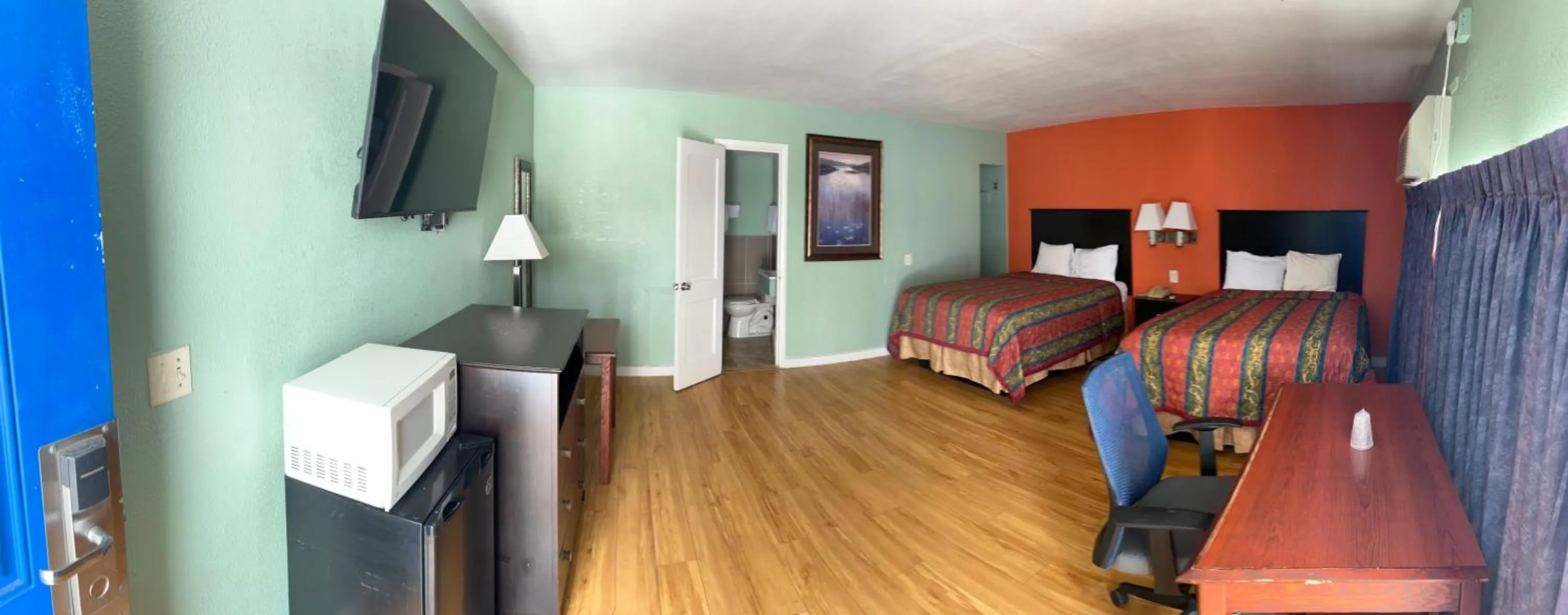 Bed in Town & Country Motel