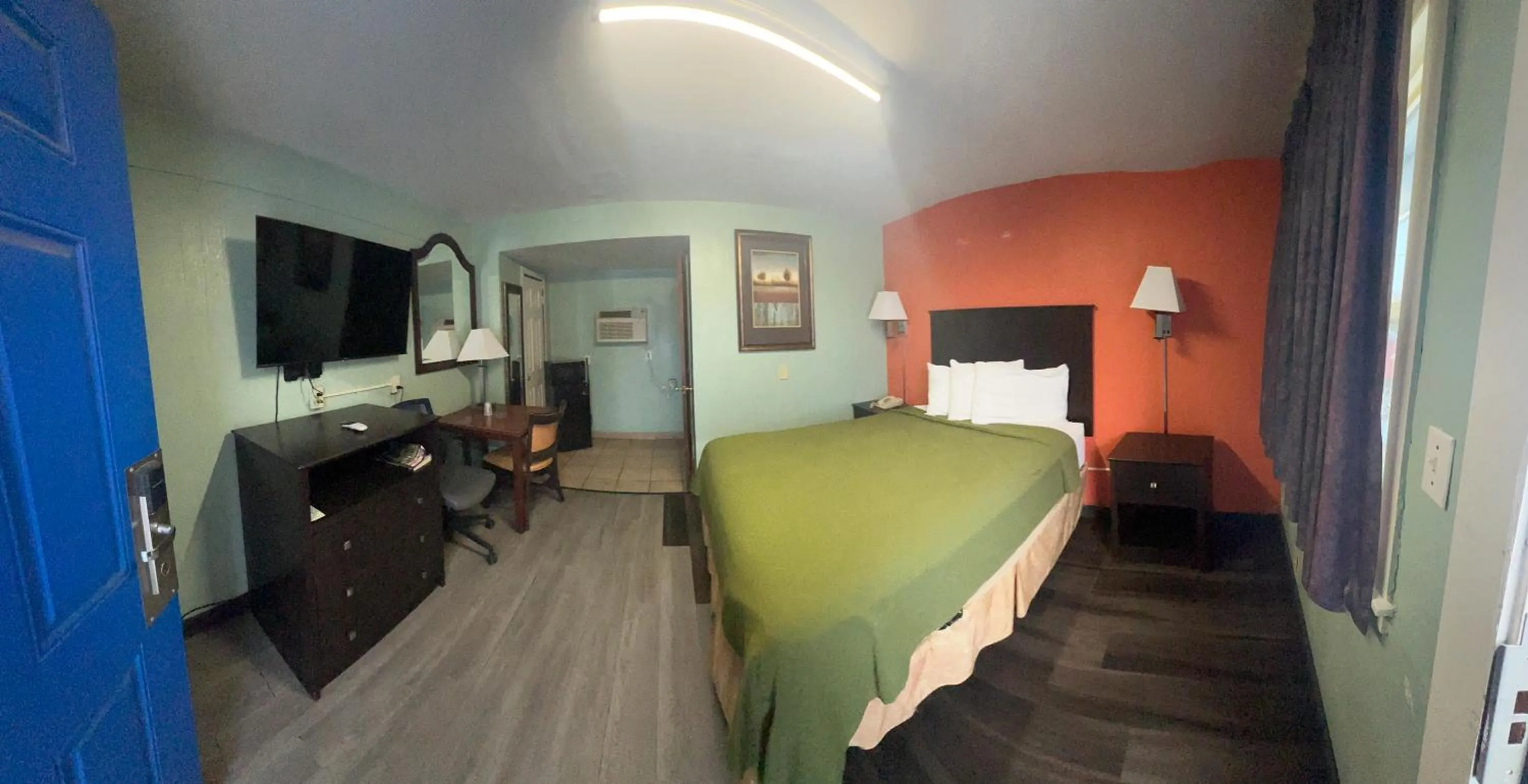 Bed in Town & Country Motel