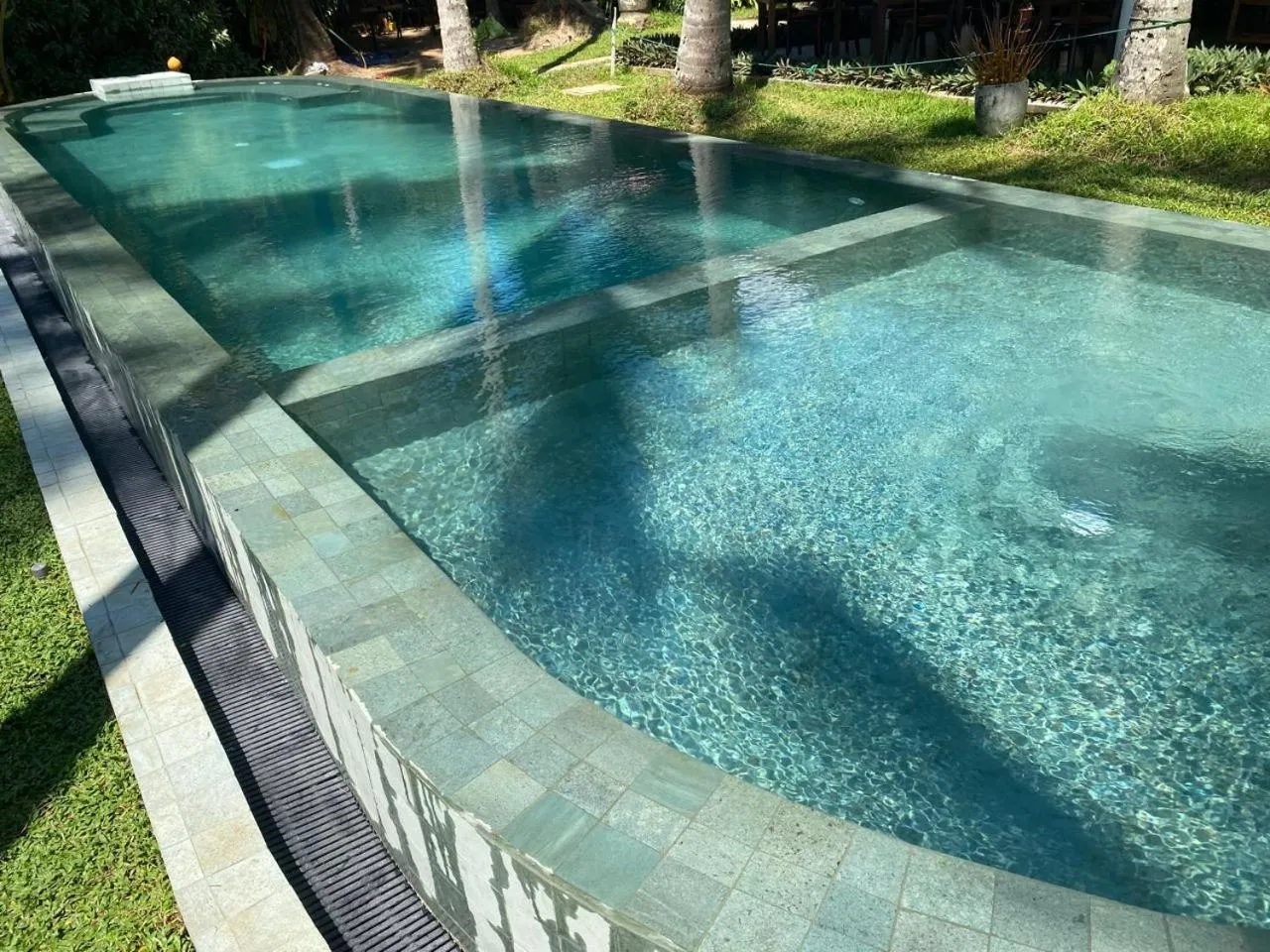 Swimming pool in Rockside Cabanas Hotel