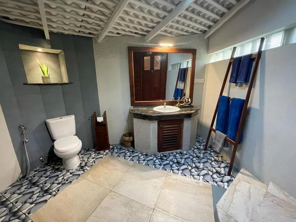 Toilet in Rockside Cabanas Hotel