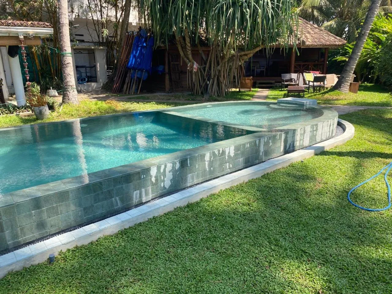 Swimming pool in Rockside Cabanas Hotel
