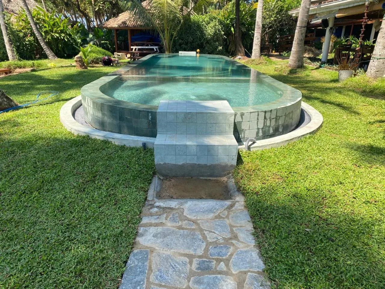 Swimming pool in Rockside Cabanas Hotel