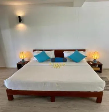 Bed in Rockside Cabanas Hotel