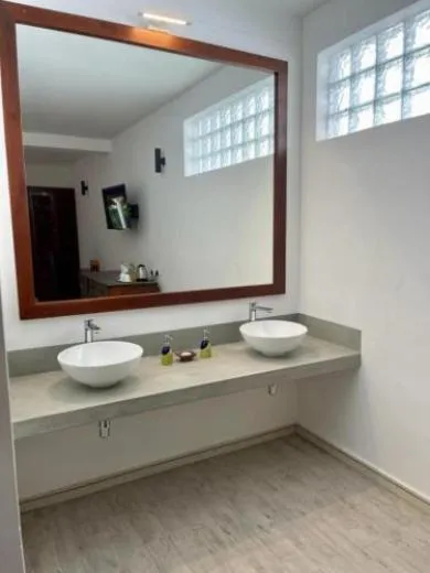 Bathroom in Rockside Cabanas Hotel