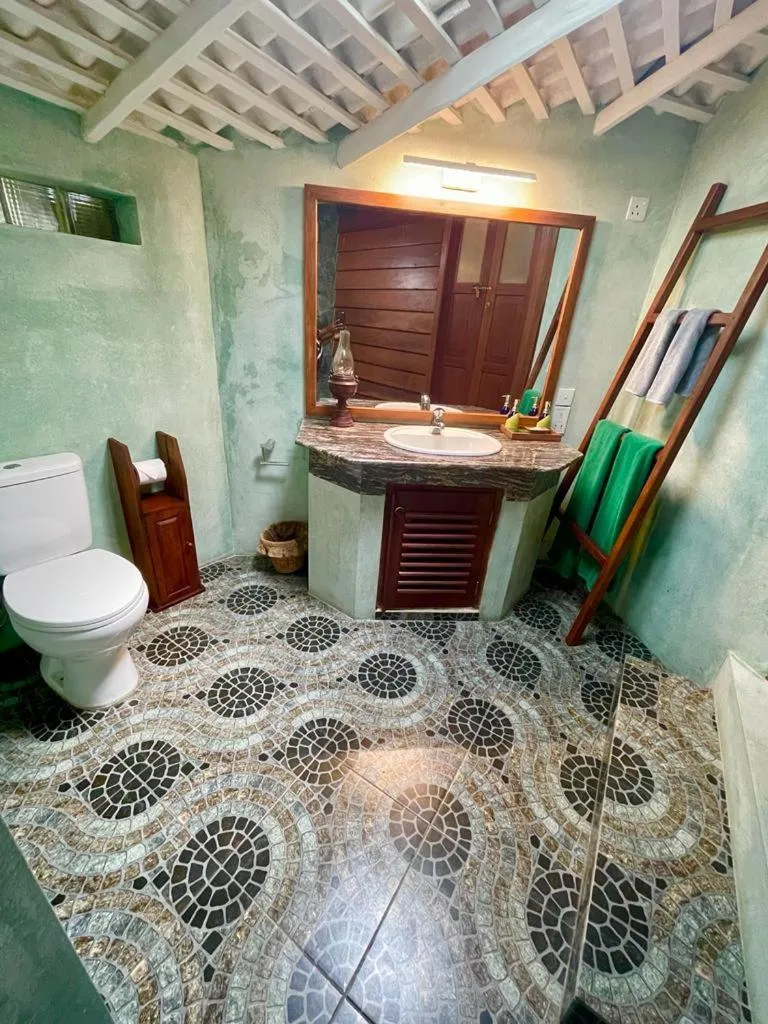 Toilet in Rockside Cabanas Hotel