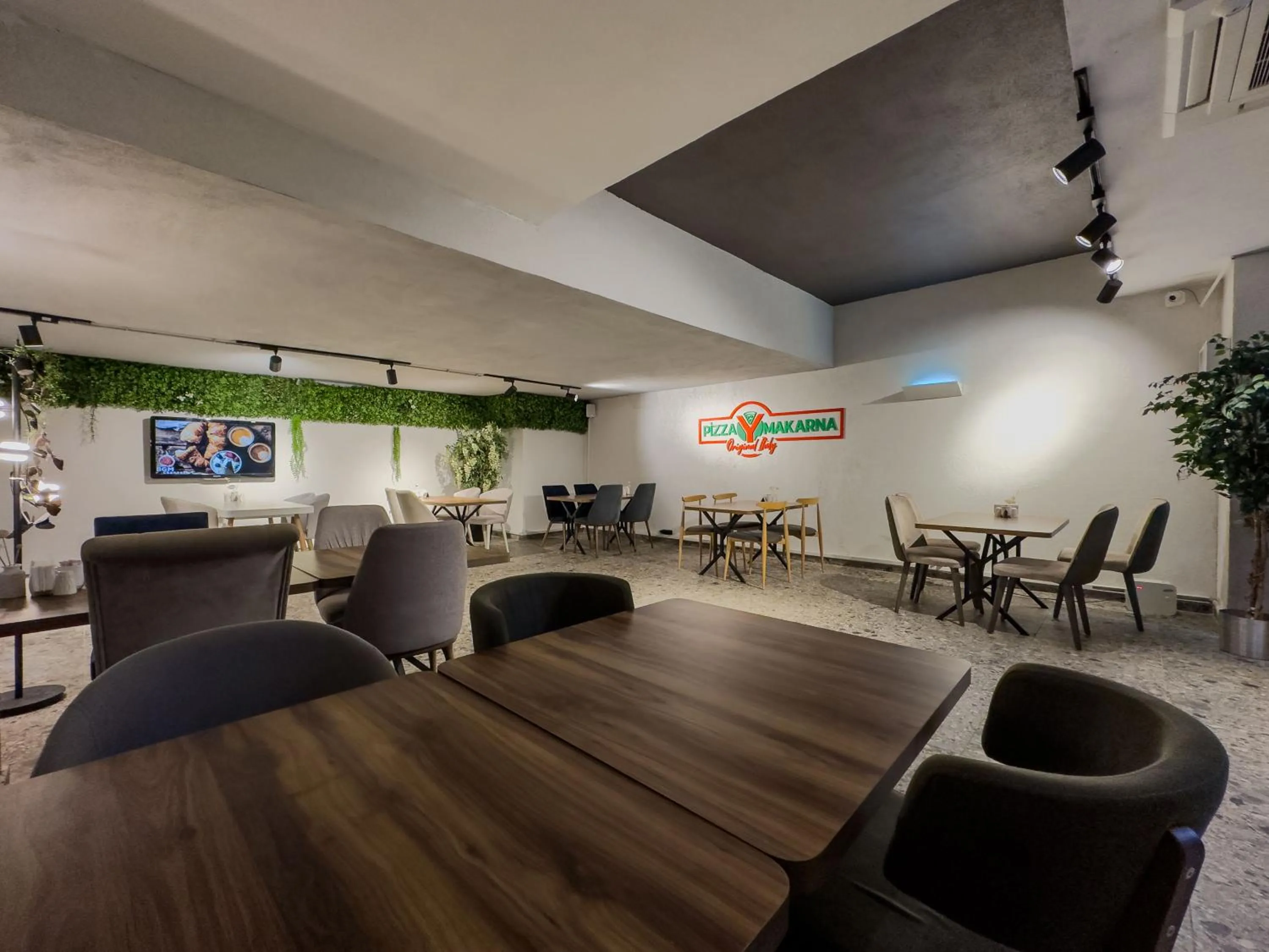 Restaurant/places to eat in Leaf River Suites