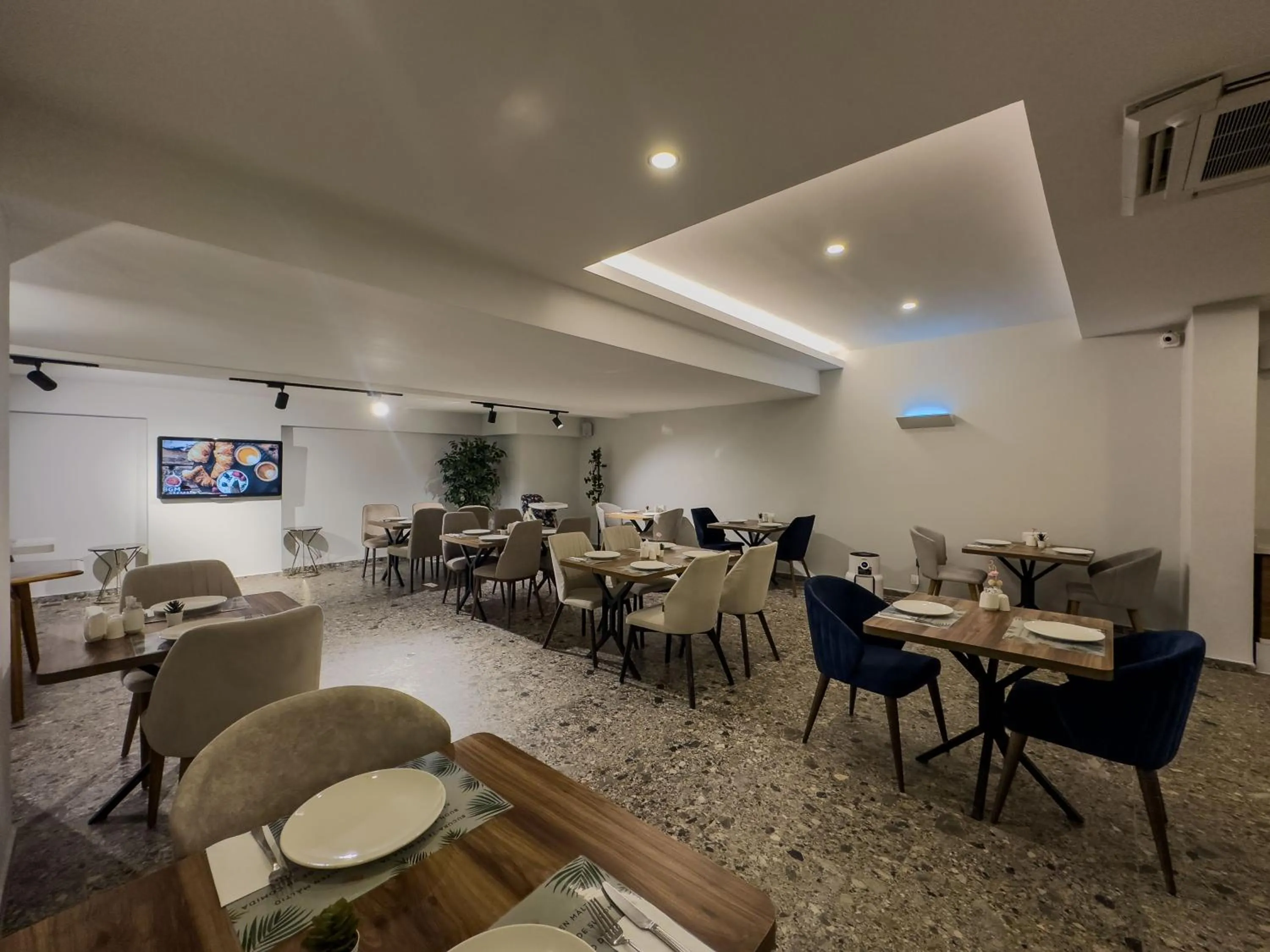 Restaurant/places to eat in Leaf River Suites