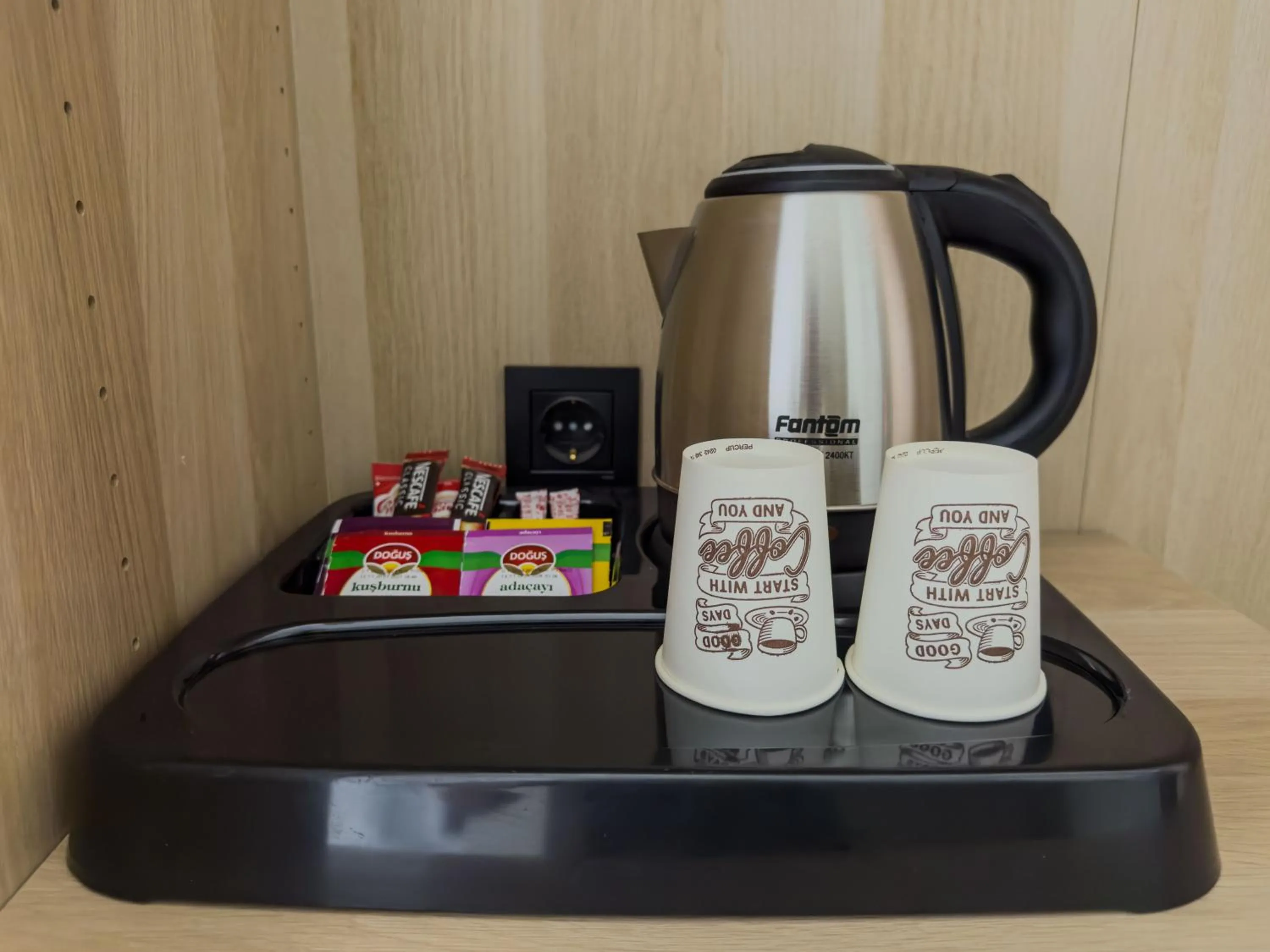 Coffee/tea facilities in Leaf River Suites