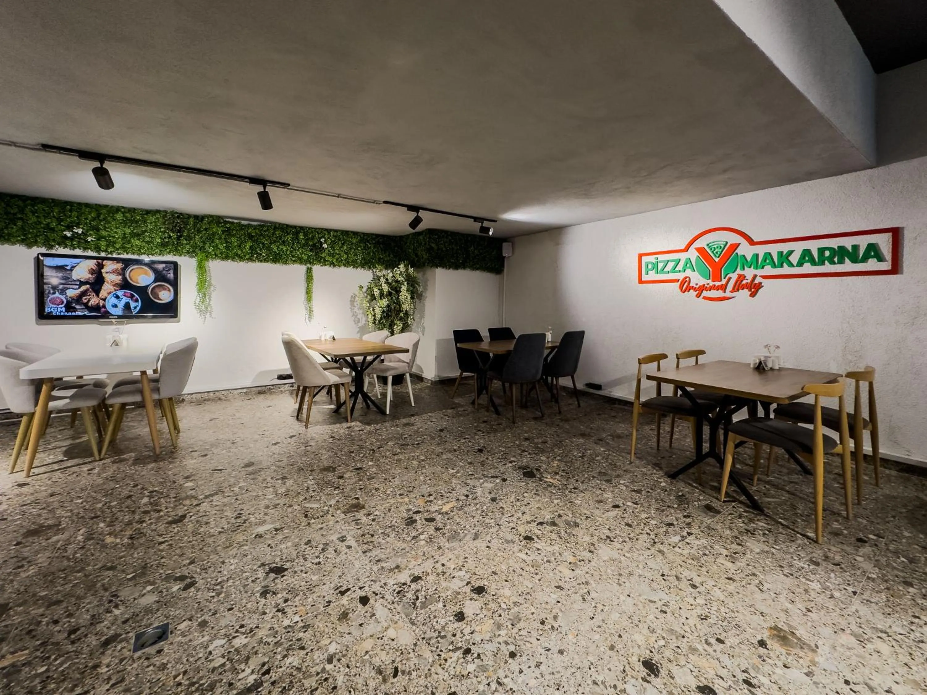 Restaurant/places to eat in Leaf River Suites