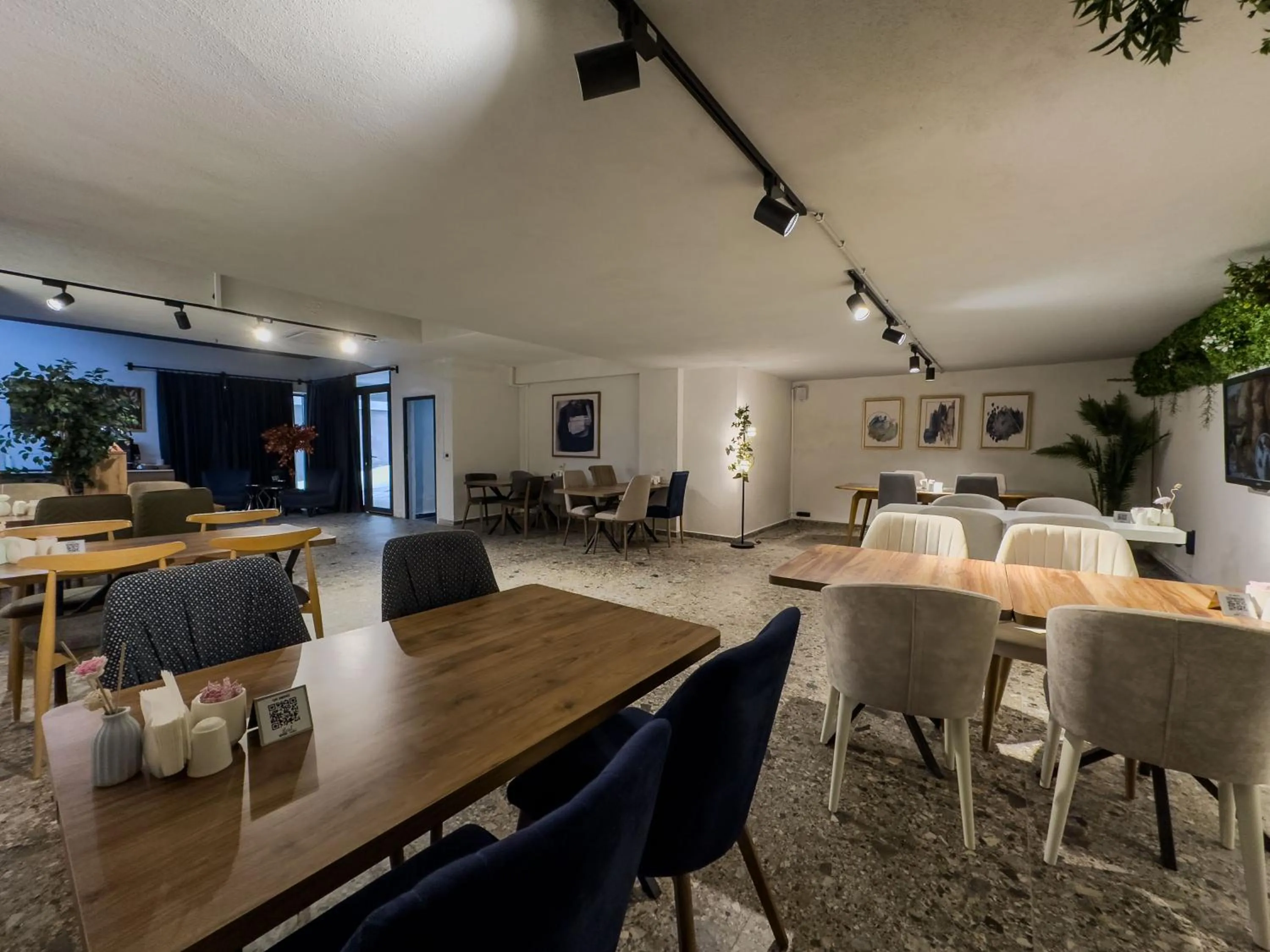 Restaurant/places to eat in Leaf River Suites