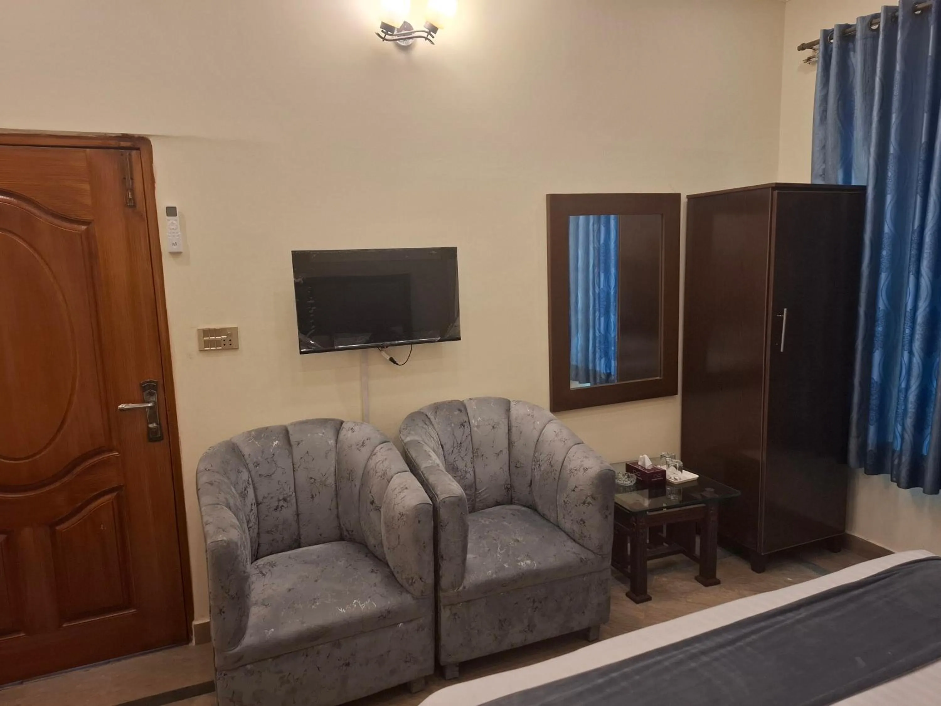 Communal lounge/ TV room in Infinity Hotel