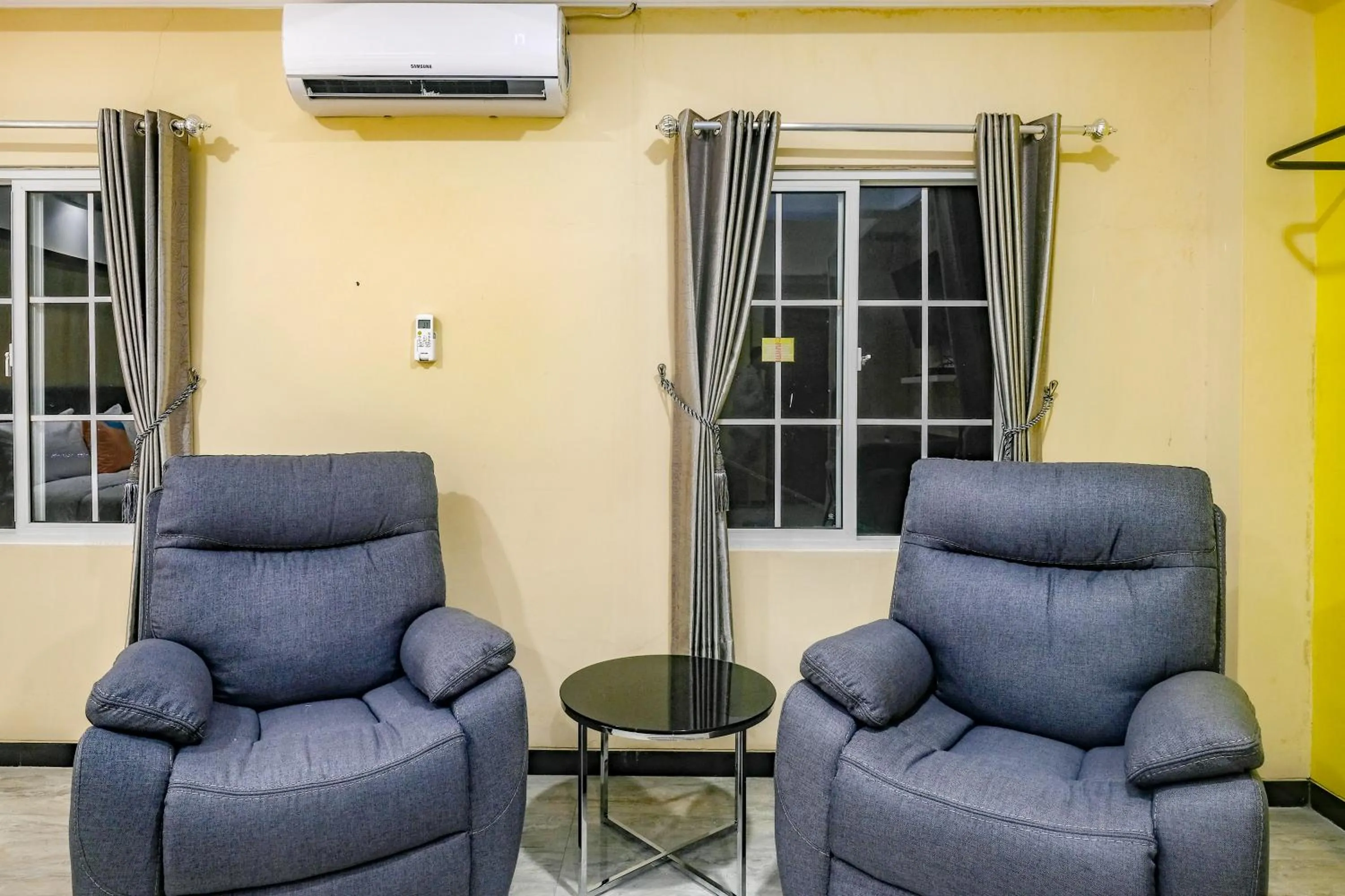 Seating area in Sans Hotel City Park Medoho Semarang