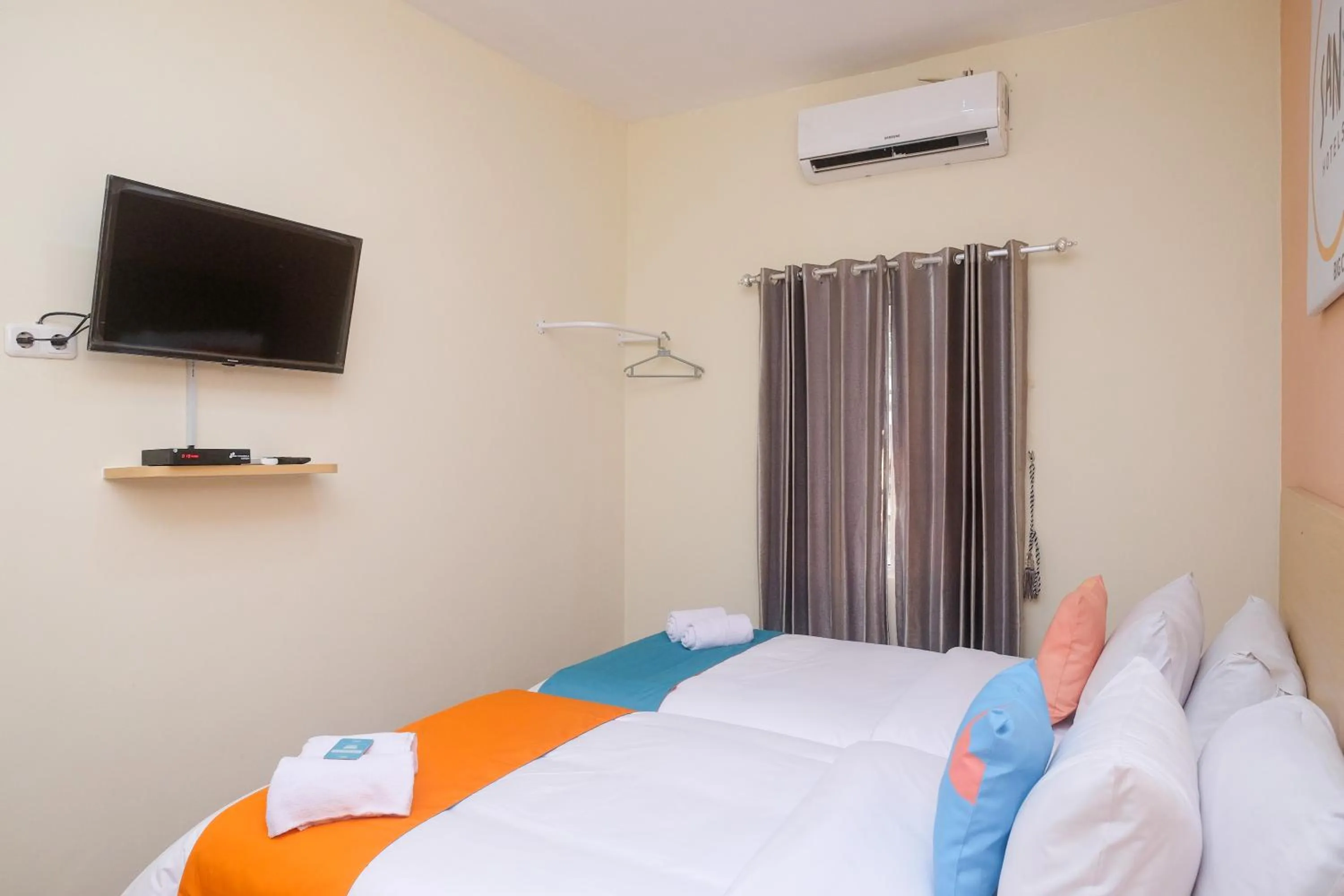 Bedroom, Bed in Sans Hotel City Park Medoho Semarang