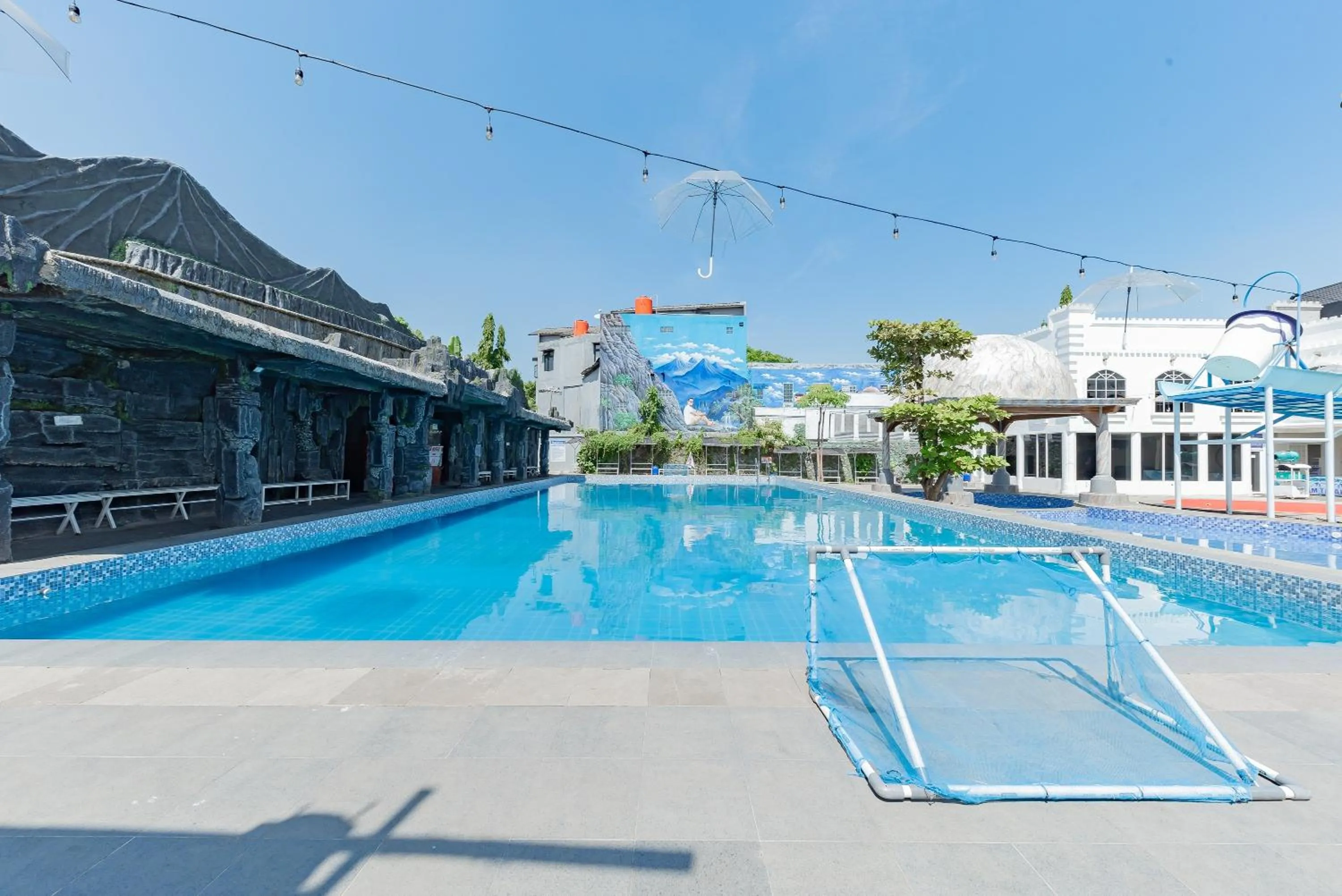 Swimming pool in RedDoorz @ Niagara Waterpark