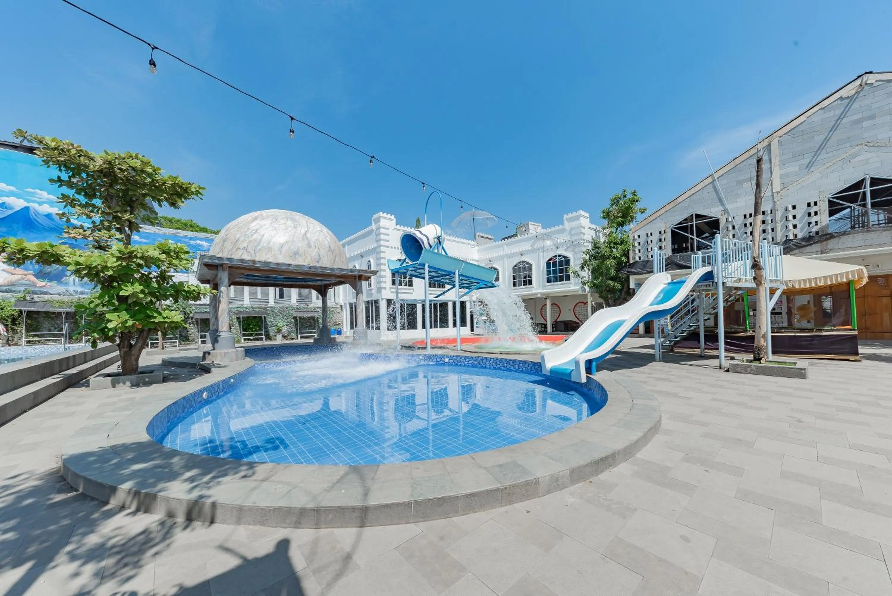 Swimming pool in RedDoorz @ Niagara Waterpark