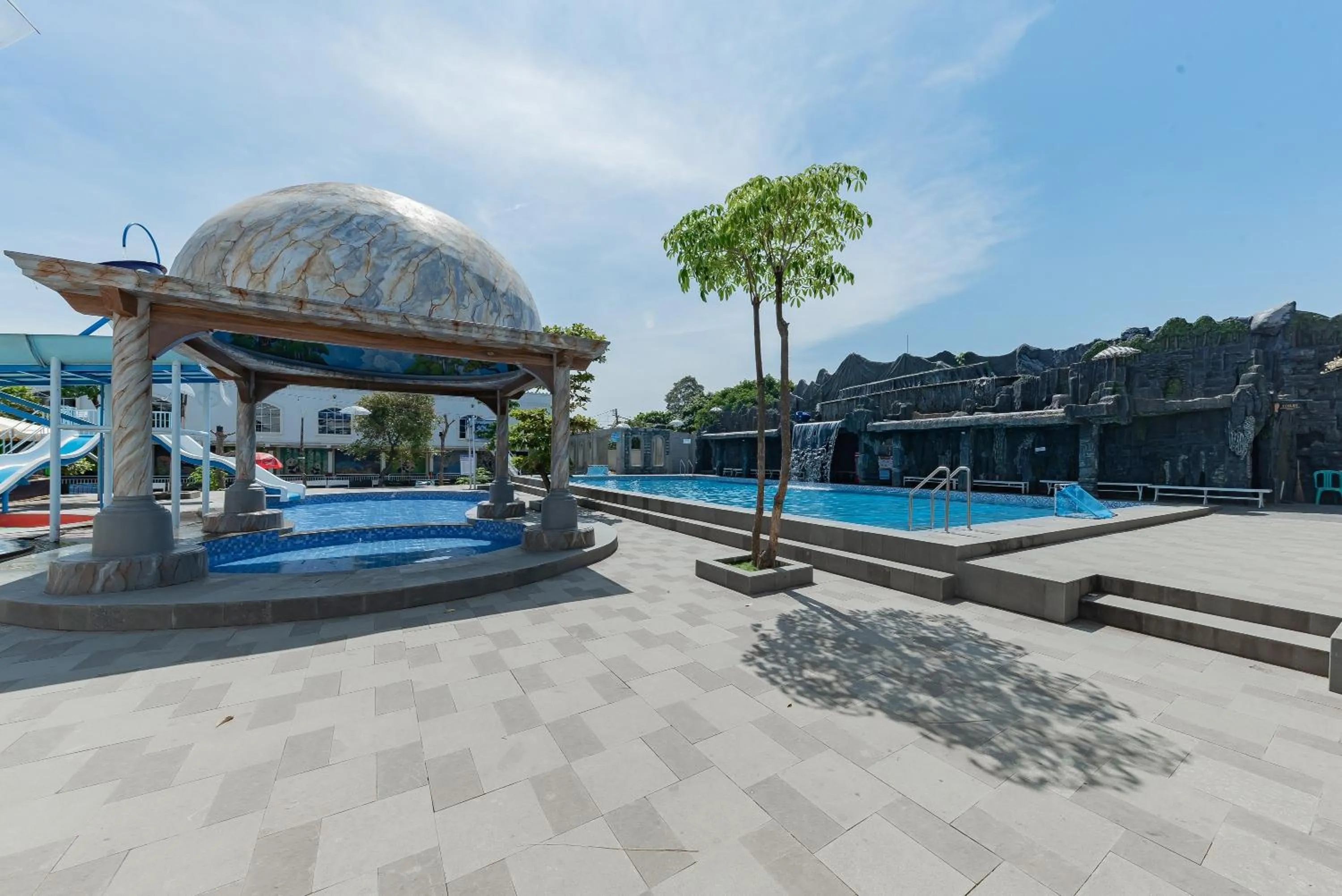 Swimming pool in RedDoorz @ Niagara Waterpark