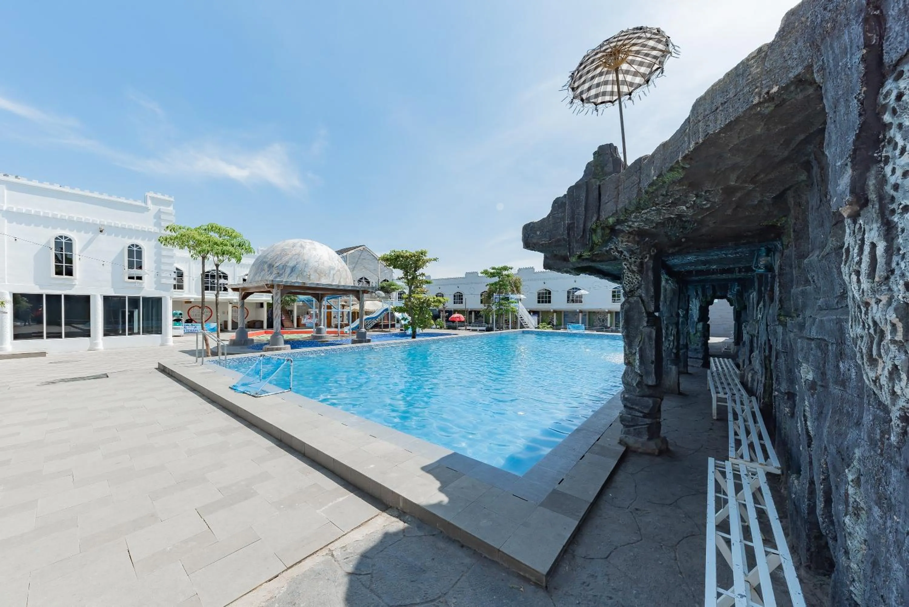 Swimming pool in RedDoorz @ Niagara Waterpark