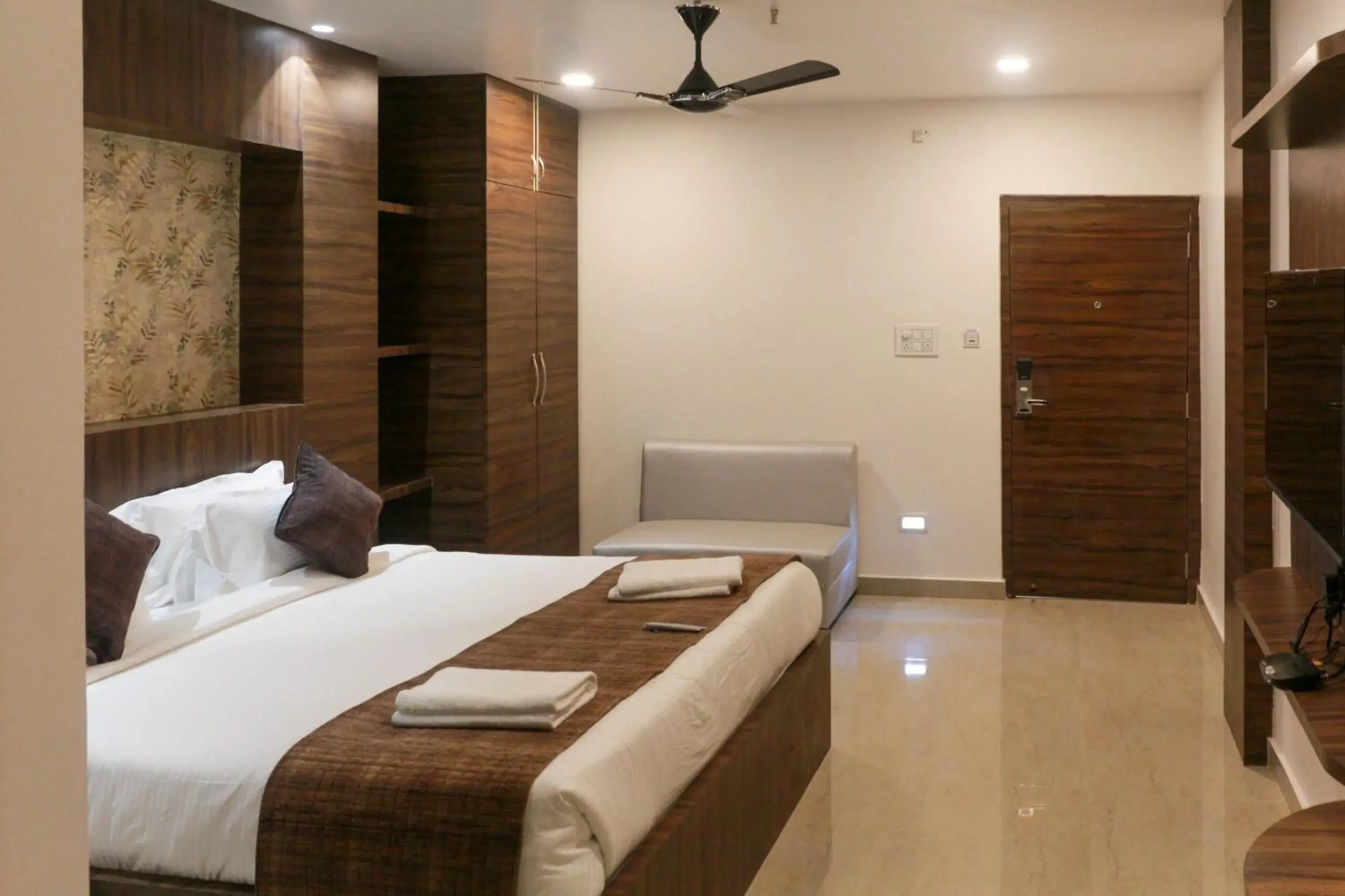 Deluxe Room - single occupancy in Hotel Obsidian Blue Deluxe Room - single occupancy in Hotel Obsidian Blue