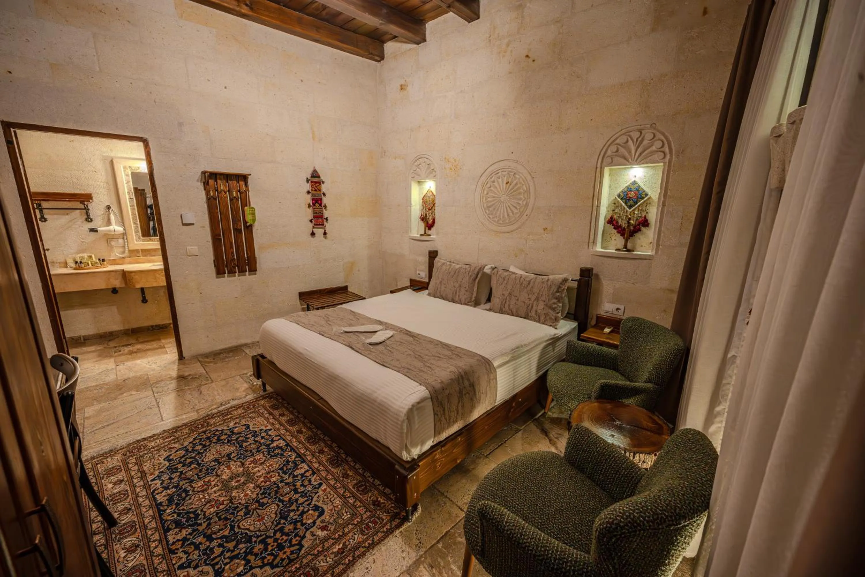 Photo of the whole room, Bed in Osmanbey Cave House