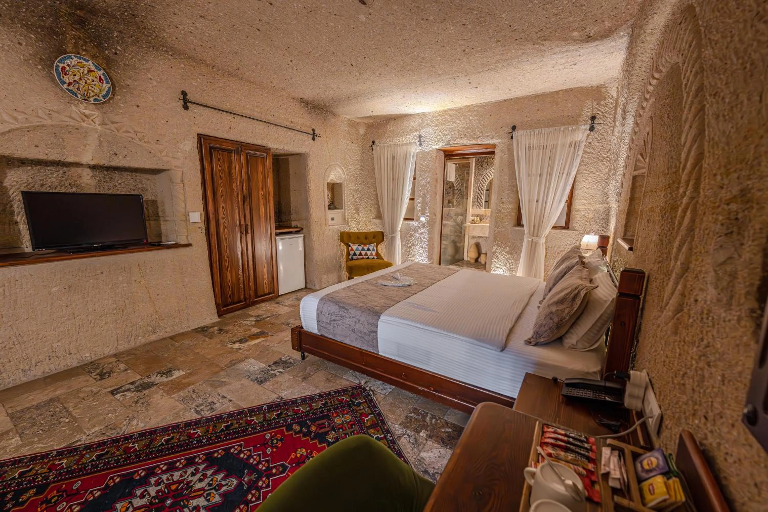 Communal lounge/ TV room, Bed in Osmanbey Cave House