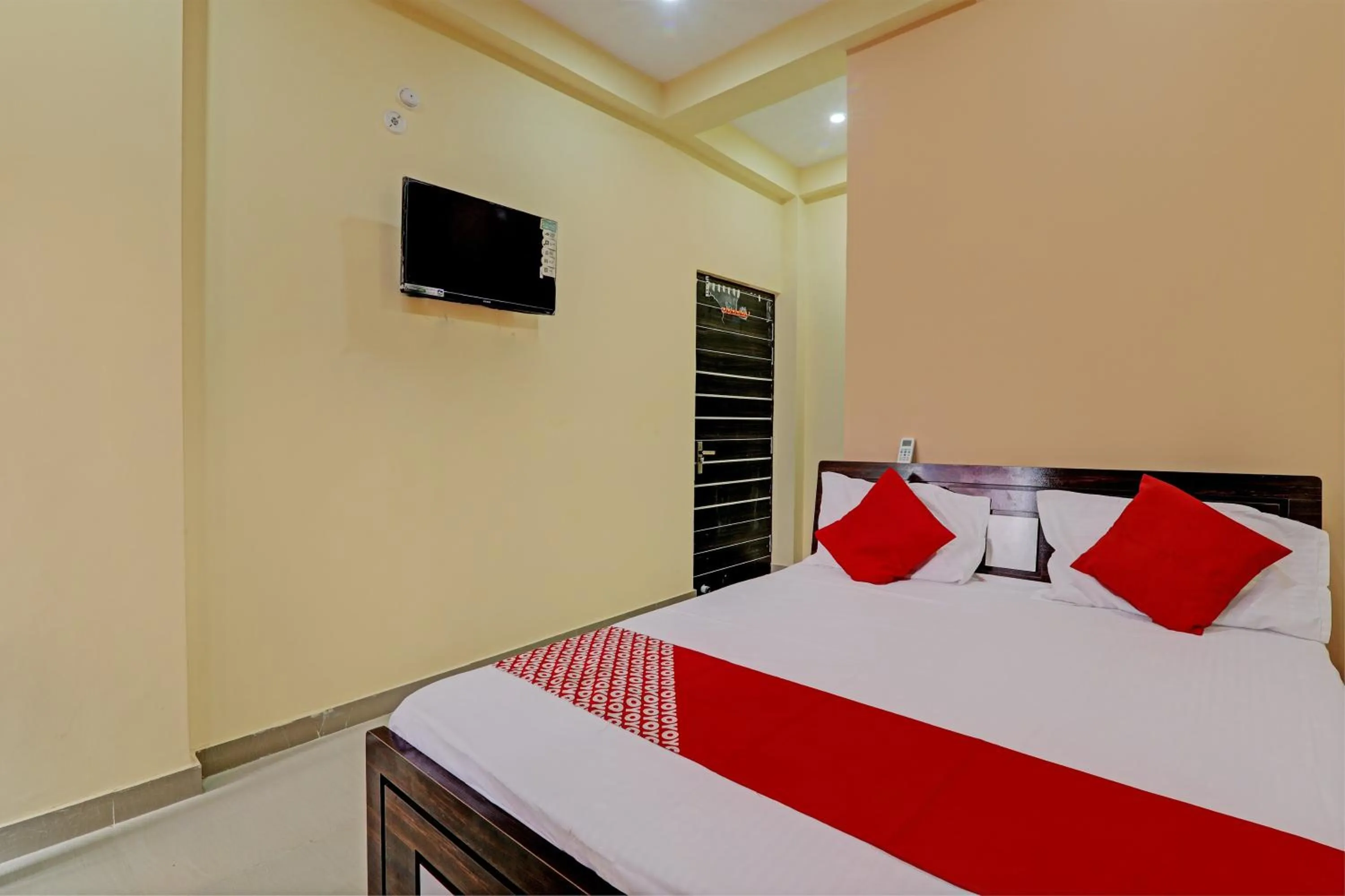 Bedroom, Bed in Hotel O Hotel Trimurti Inn