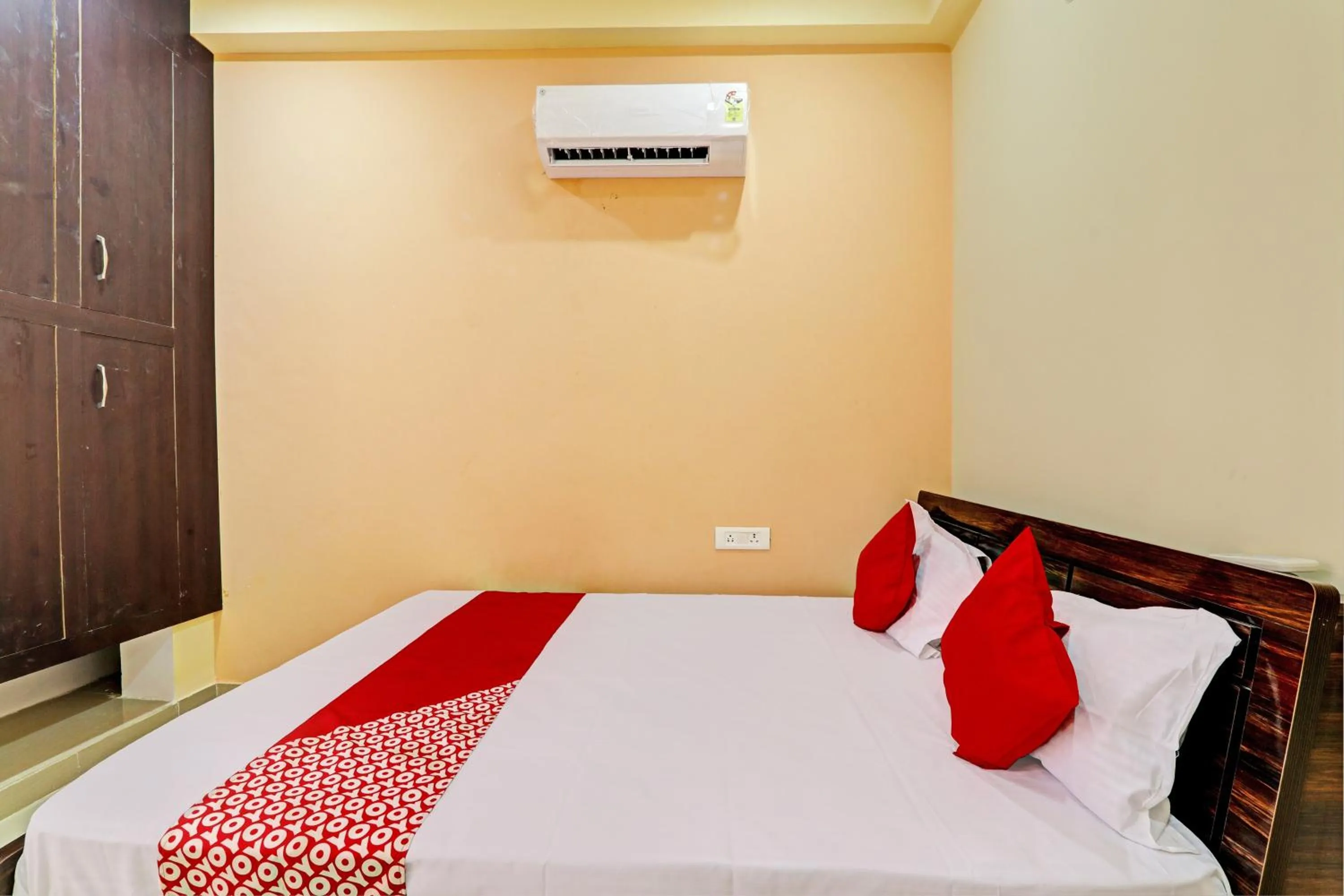 Bedroom, Bed in Hotel O Hotel Trimurti Inn