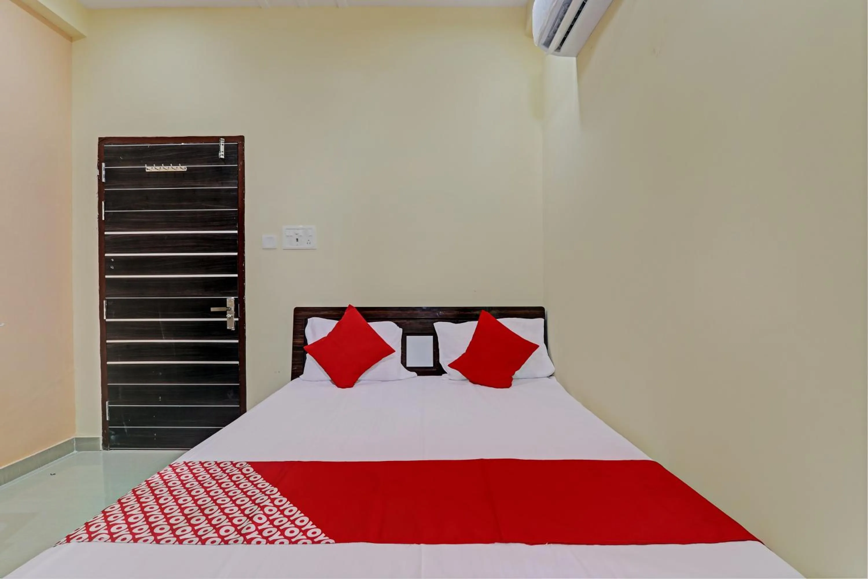 Bedroom, Bed in Hotel O Hotel Trimurti Inn