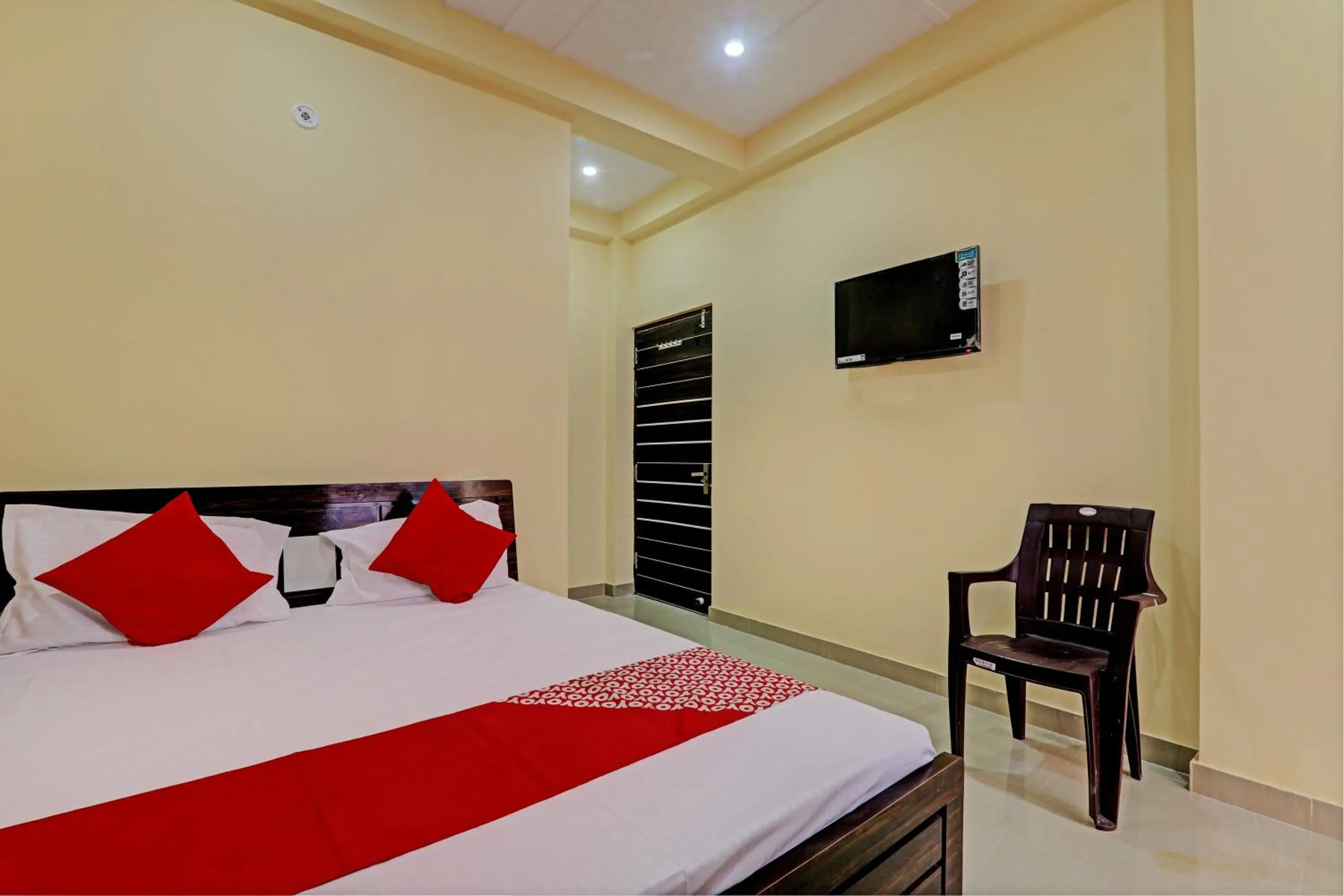 Bedroom, Bed in Hotel O Hotel Trimurti Inn