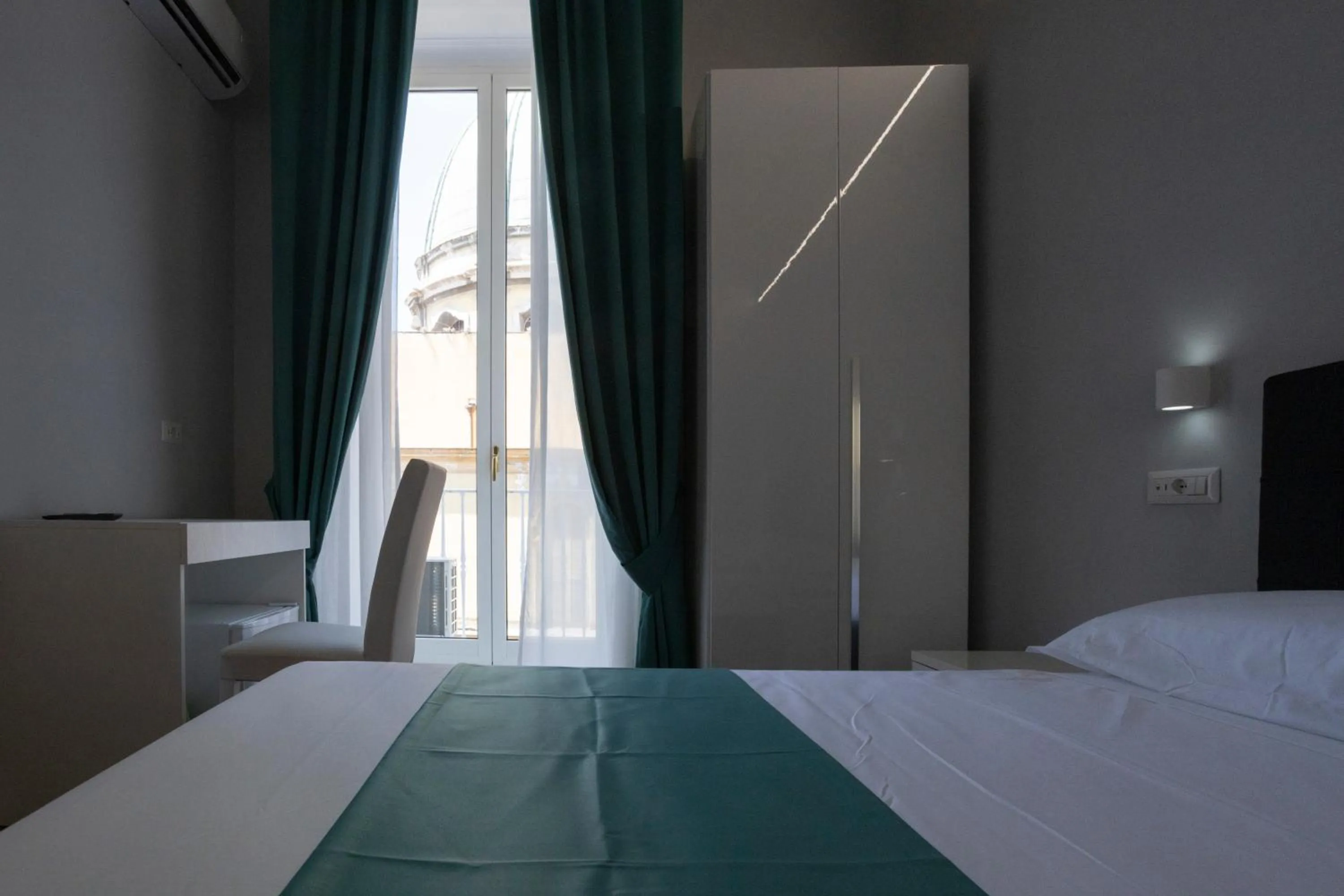 Photo of the whole room, Bed in La Chambre Duomo