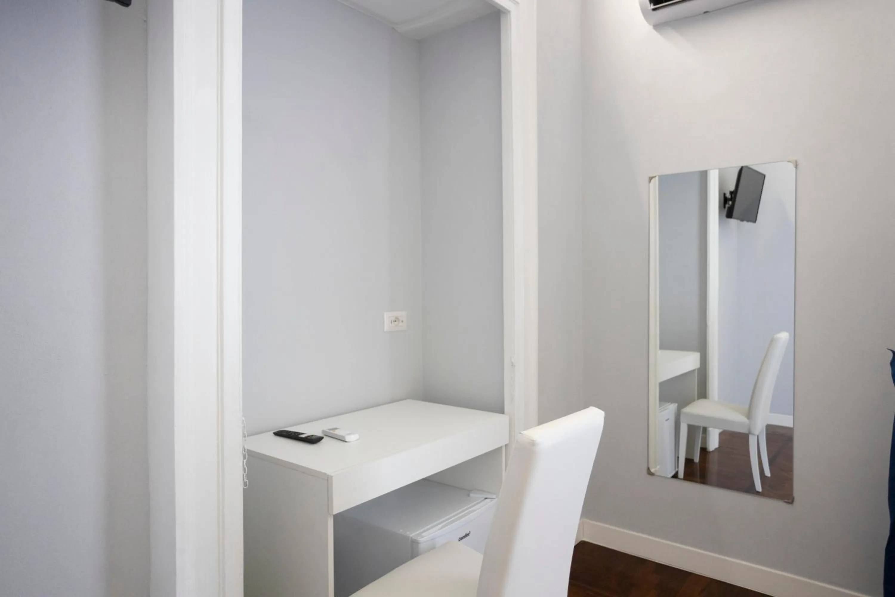 Photo of the whole room in La Chambre Duomo