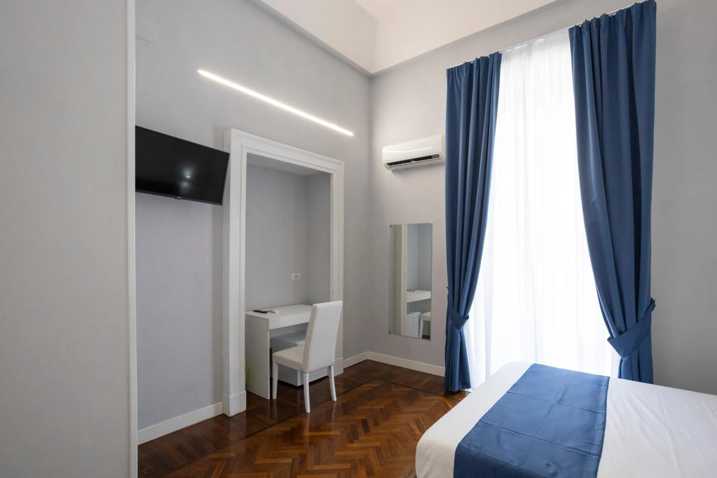 Photo of the whole room, Bed in La Chambre Duomo