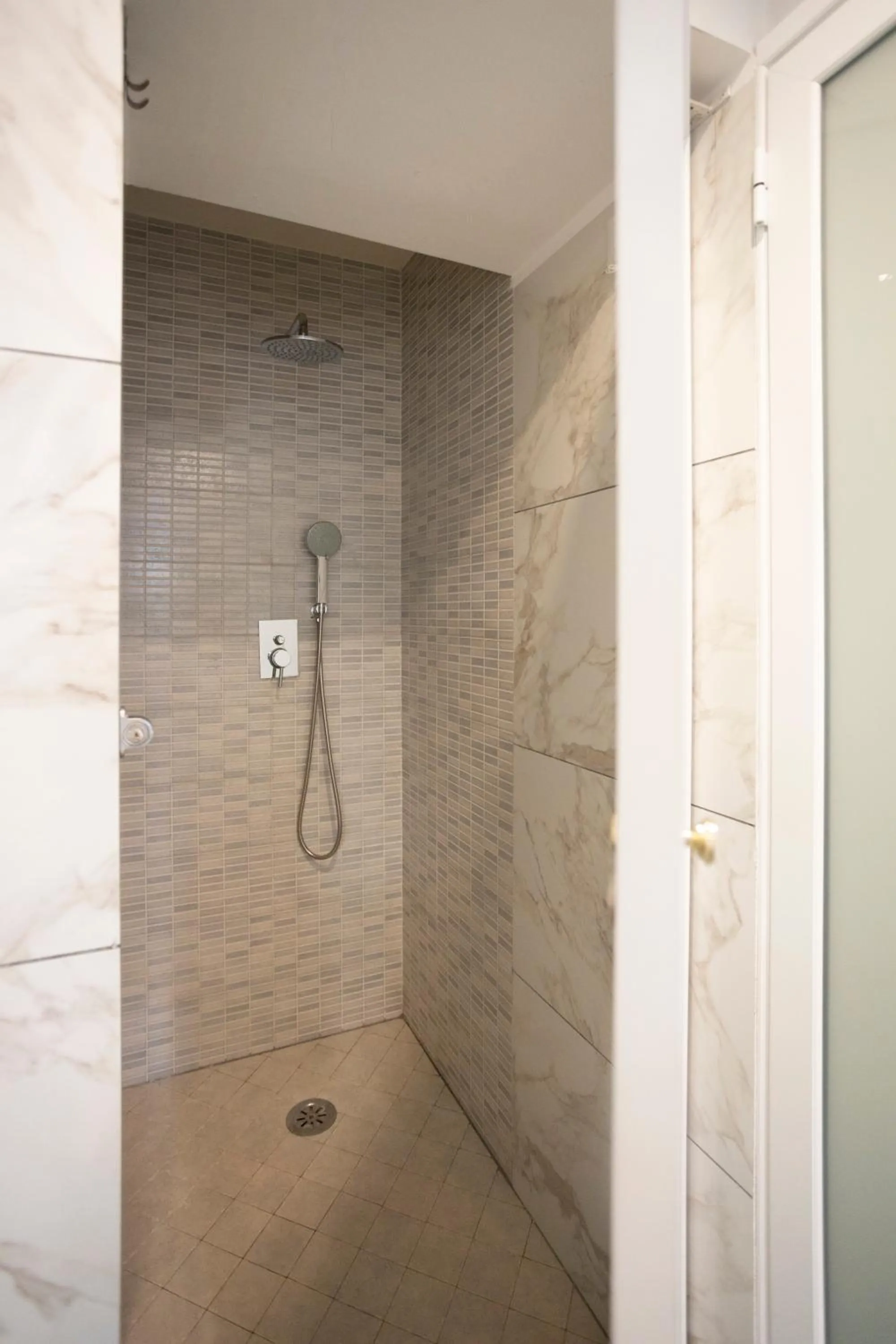 Shower in La Chambre Duomo