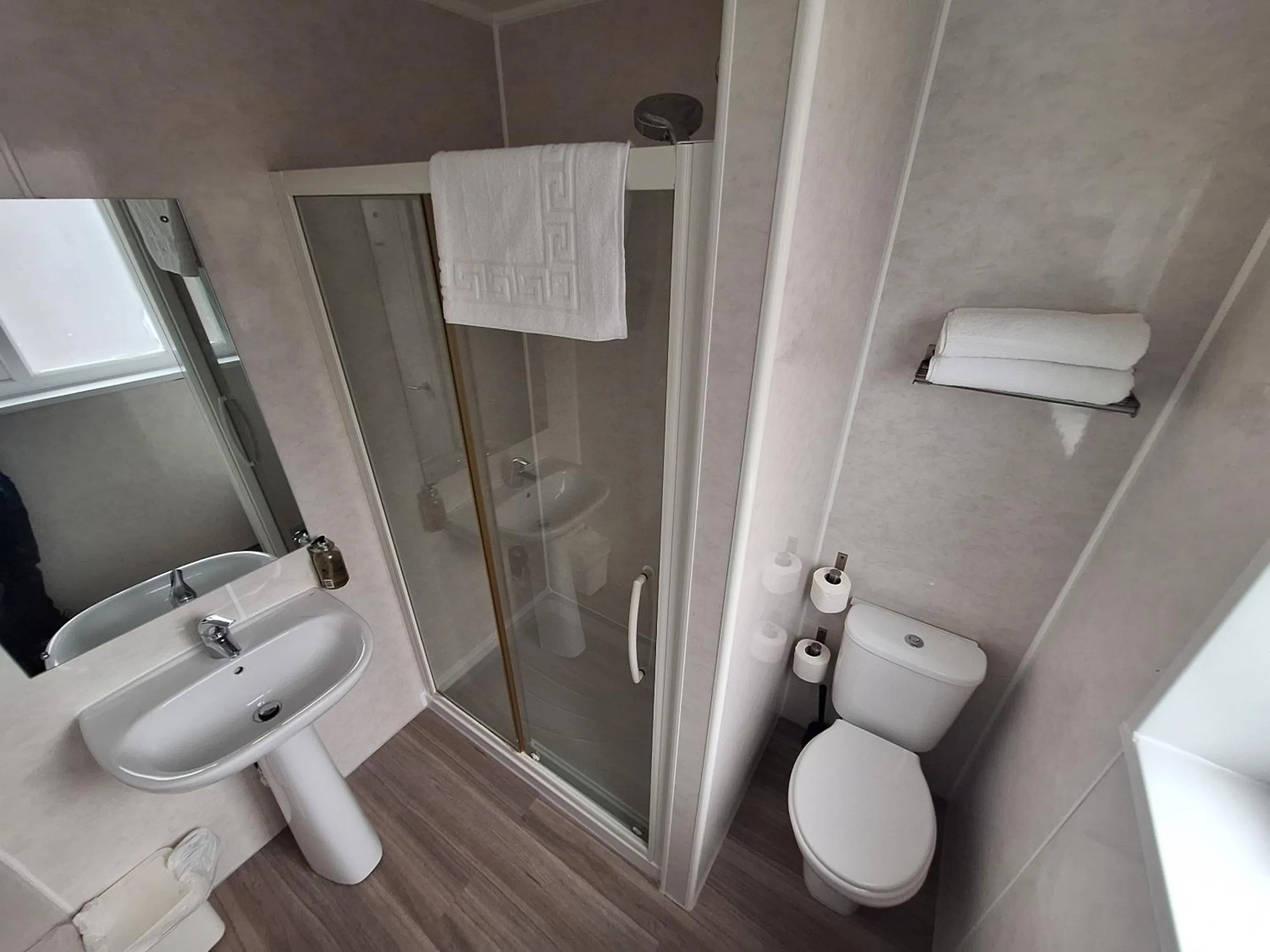 Bathroom in Stockwood Hotel - Luton Airport