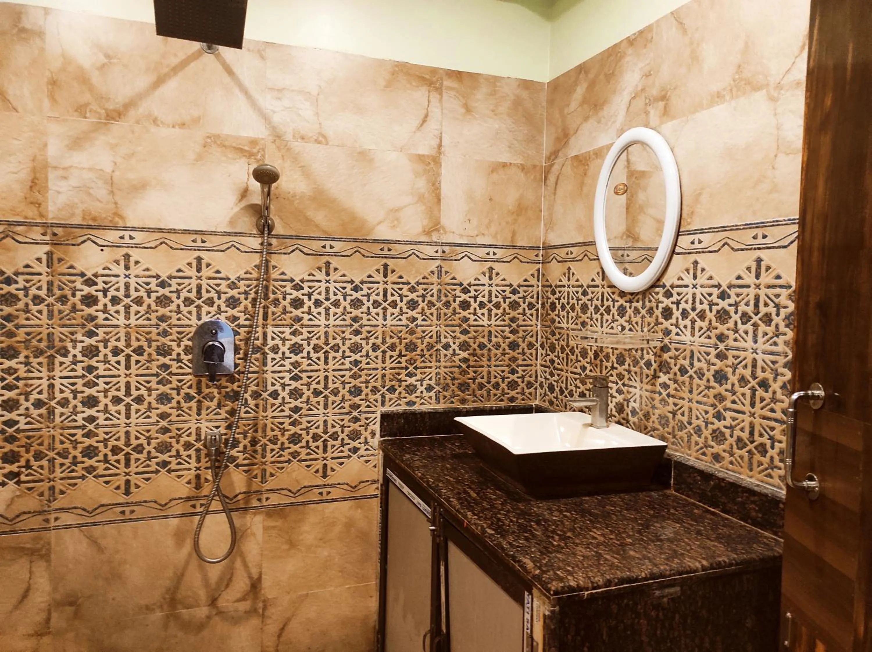 Shower in Hotel Bhagwani Palace