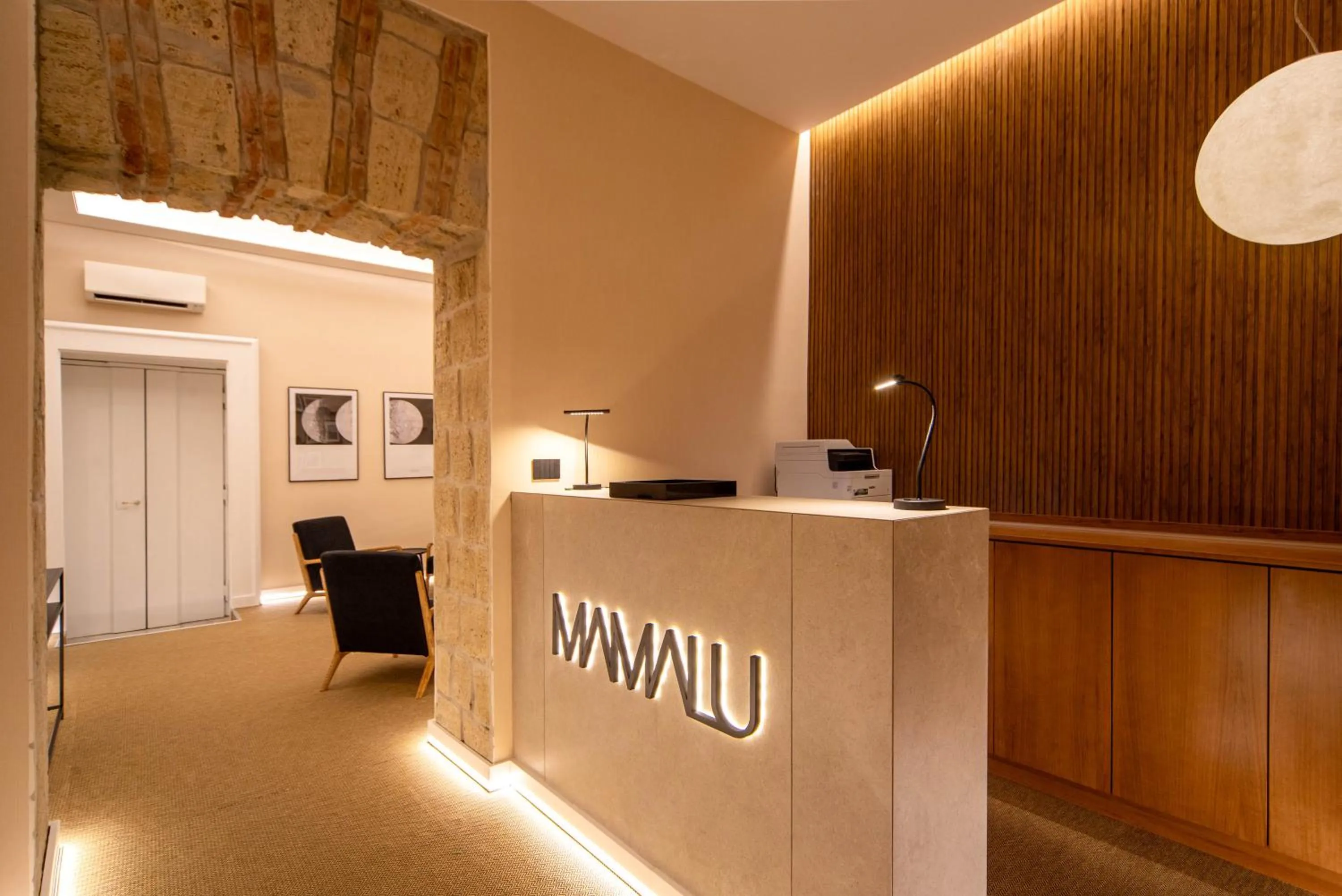 Lobby or reception in MAMALU - Studios and Suites