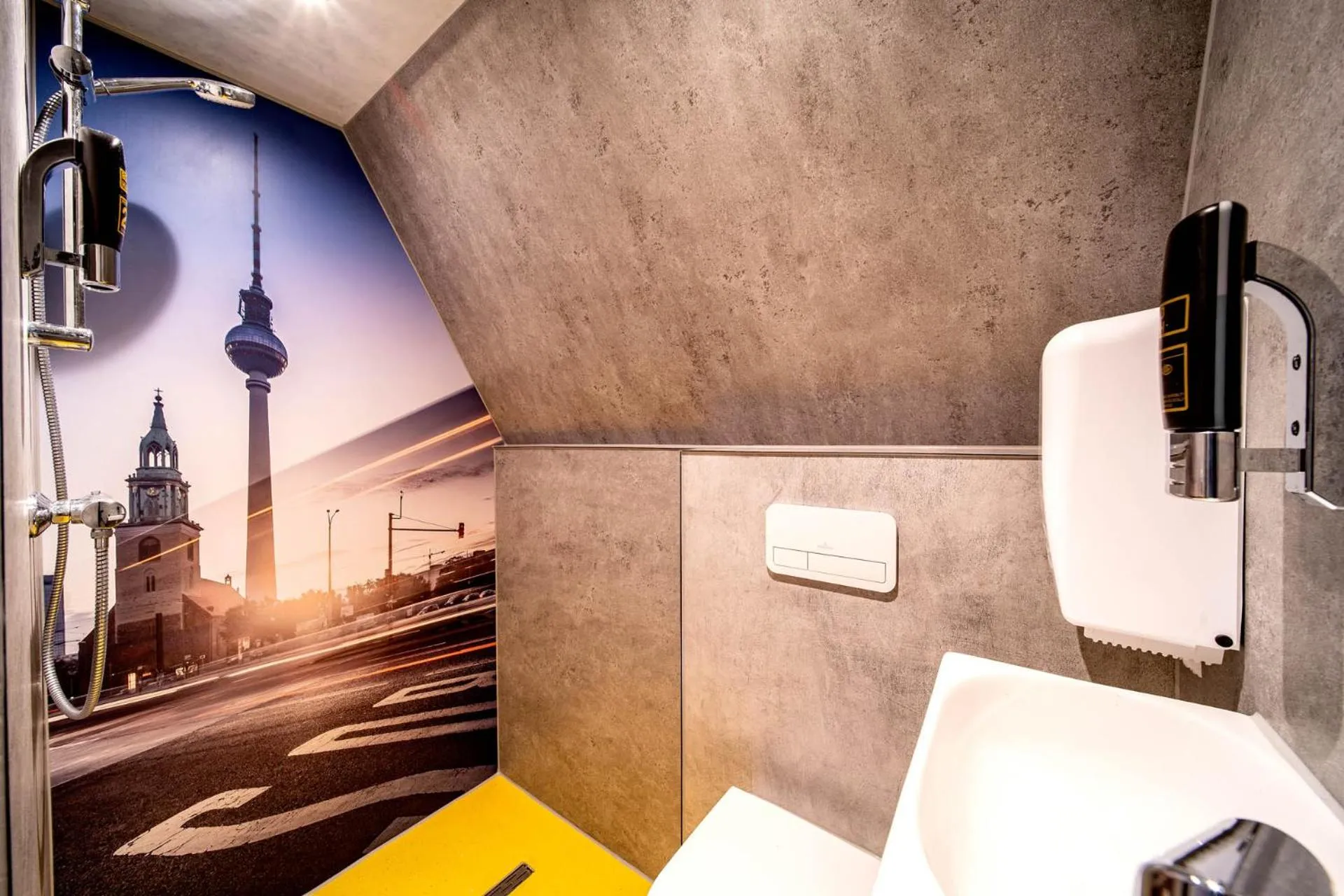 Shower in Princess Hostel Leidse Square Amsterdam