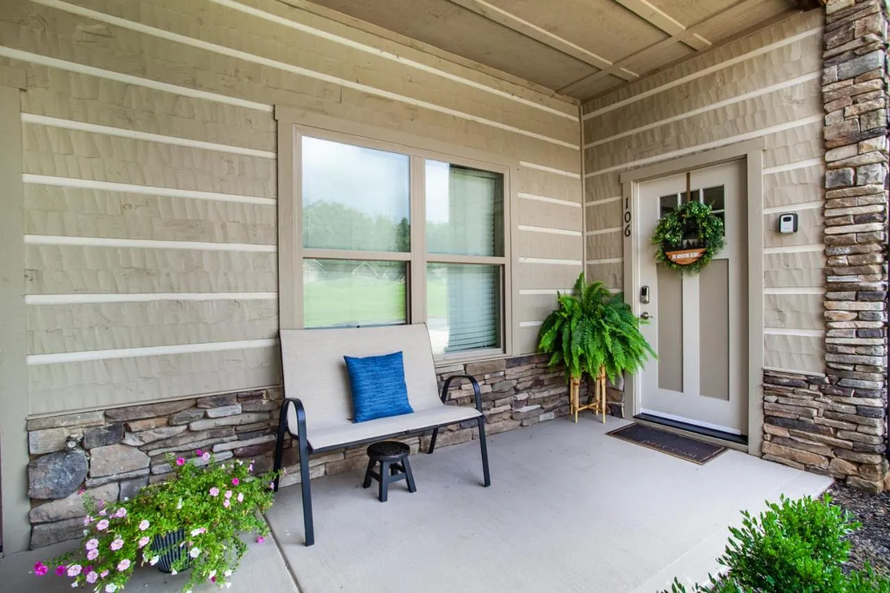 Facade/entrance in Elegant End Condo Fireplace Community Amenities