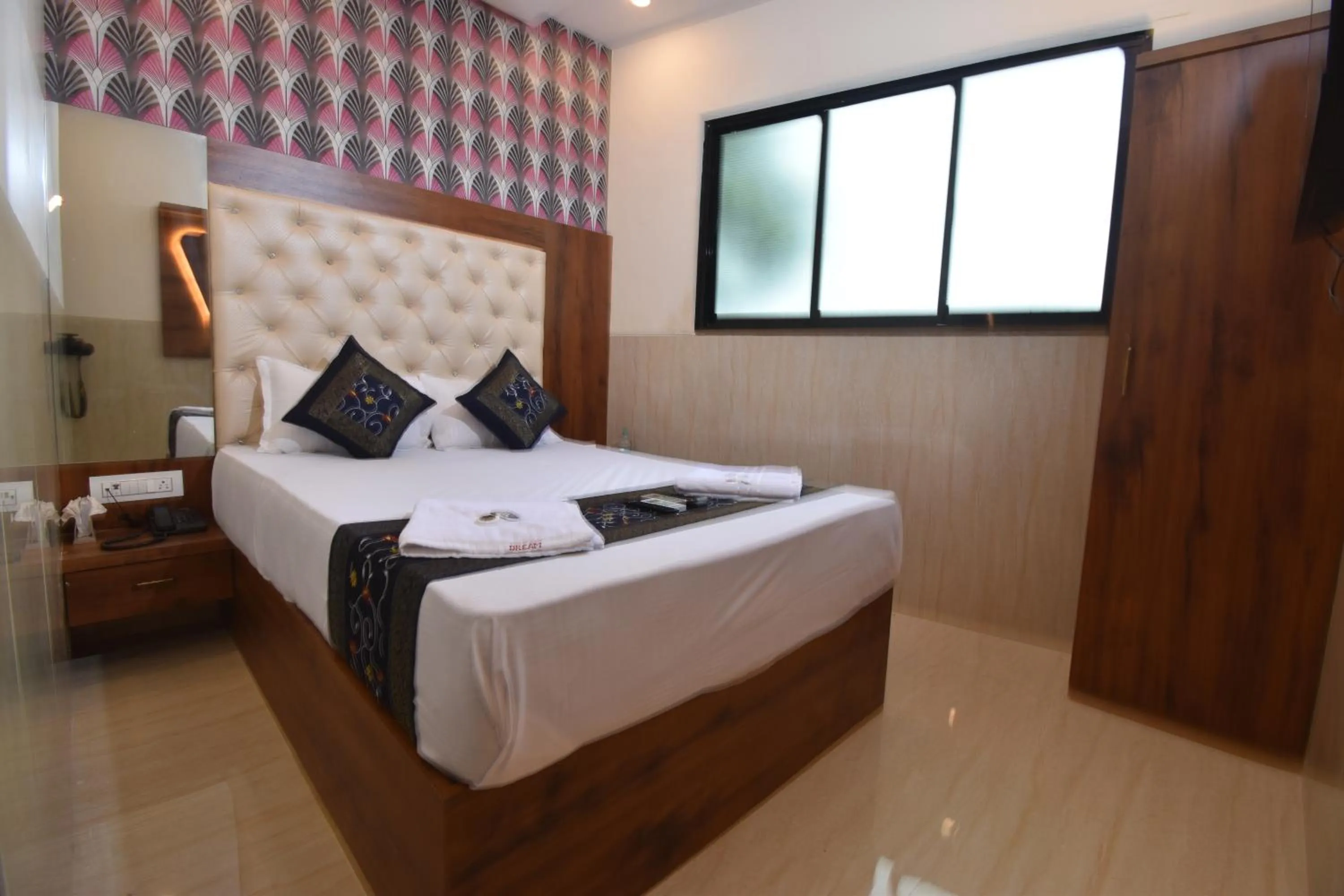 Deluxe Room in Hotel Dream Palace Residency - Near to US Embassy Bkc Mumbai