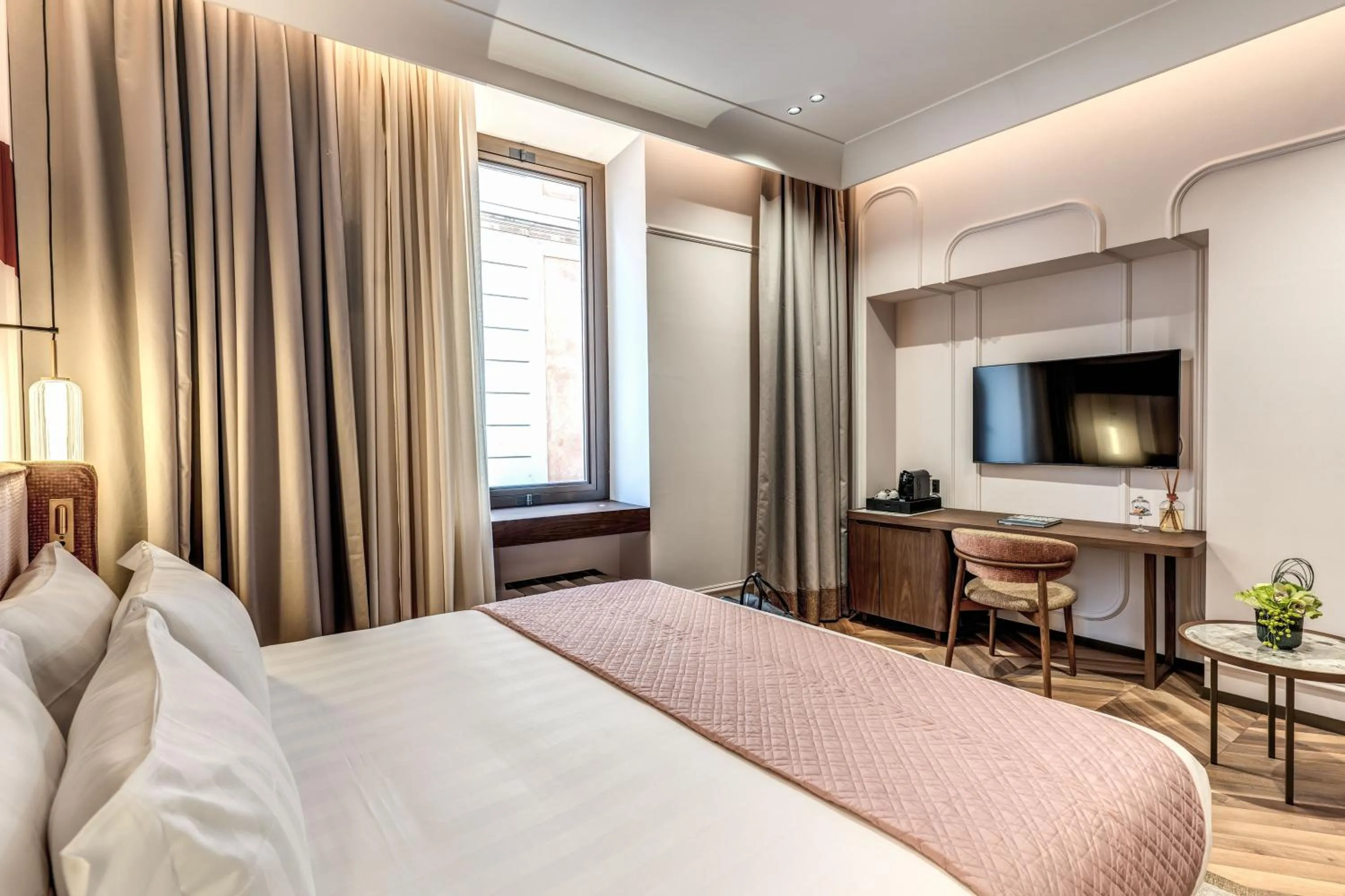 Photo of the whole room, Bed in THE STEPS Hotel - by Eitch Collection