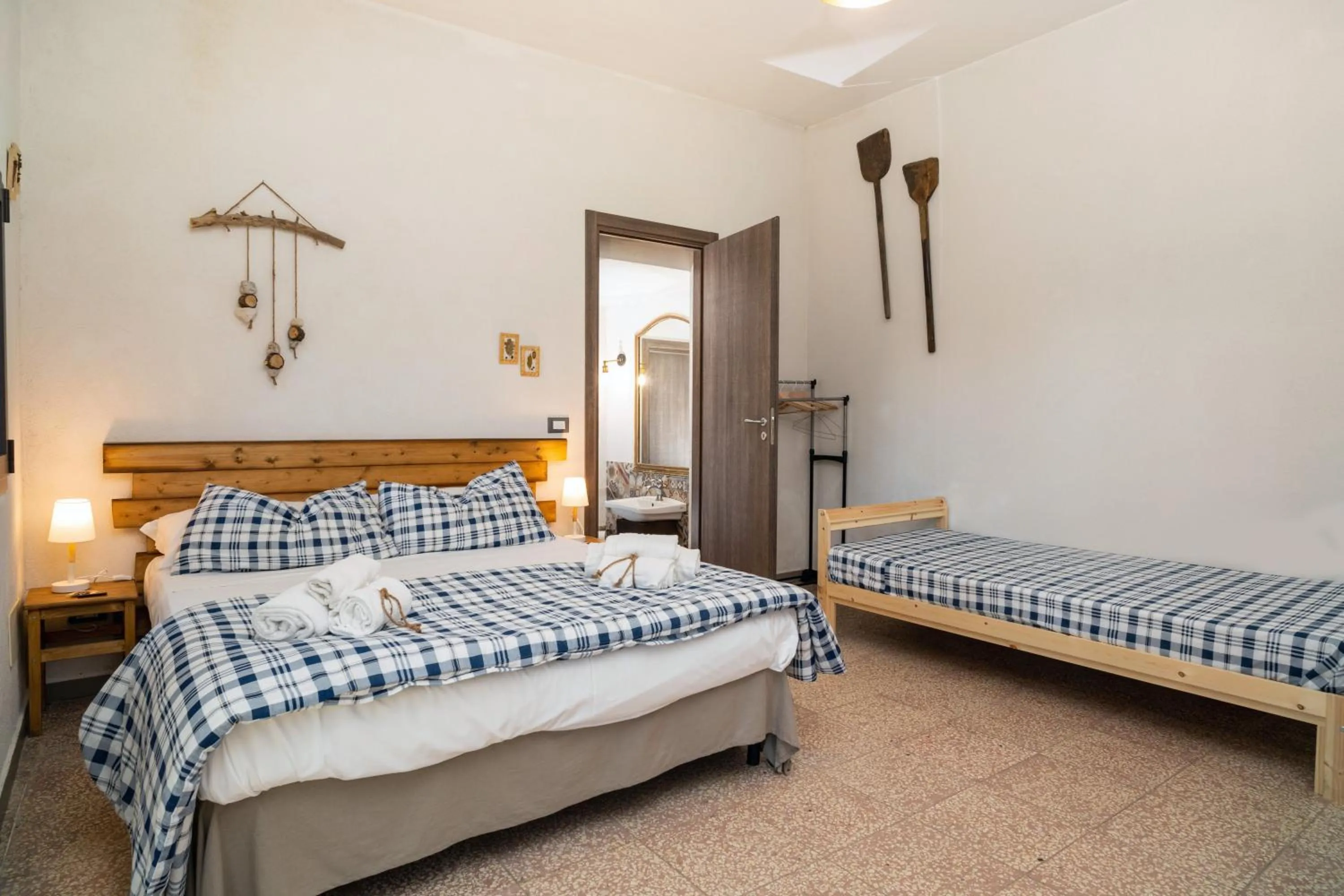 Bedroom in Etna Country Home - Cottage