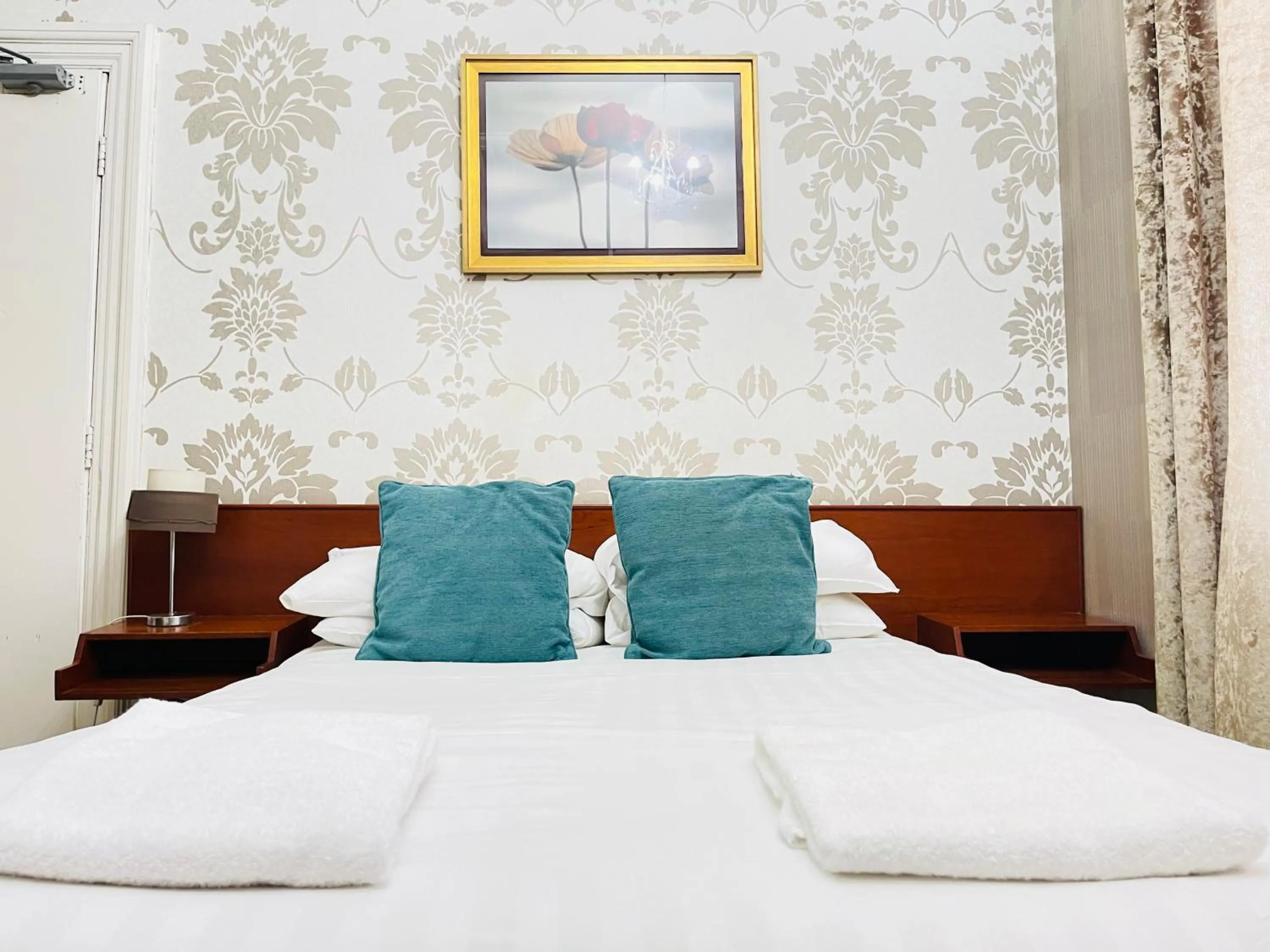 Bed in Trivelles Park Hotel