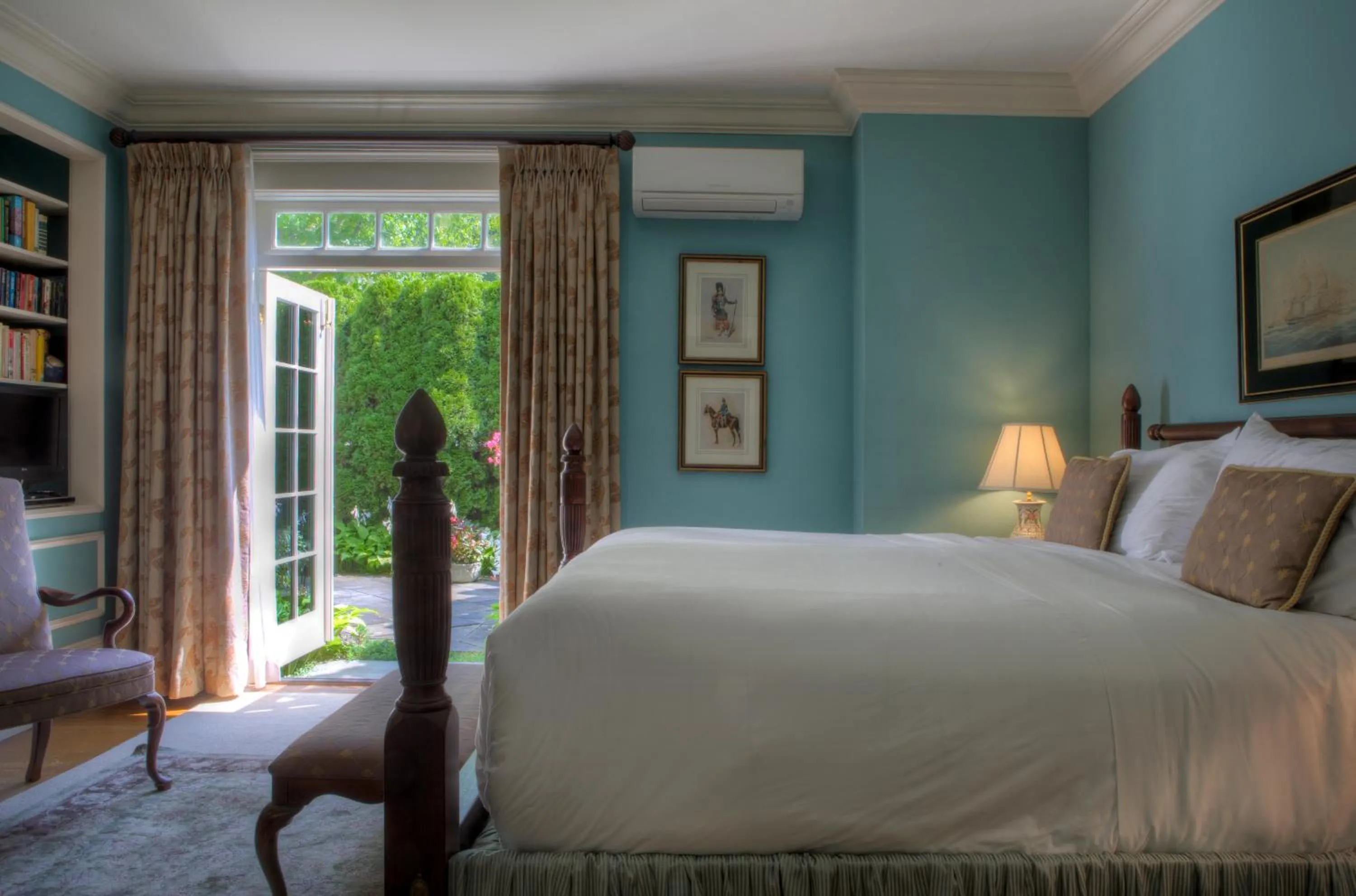 Patio, Bed in Francis Malbone House
