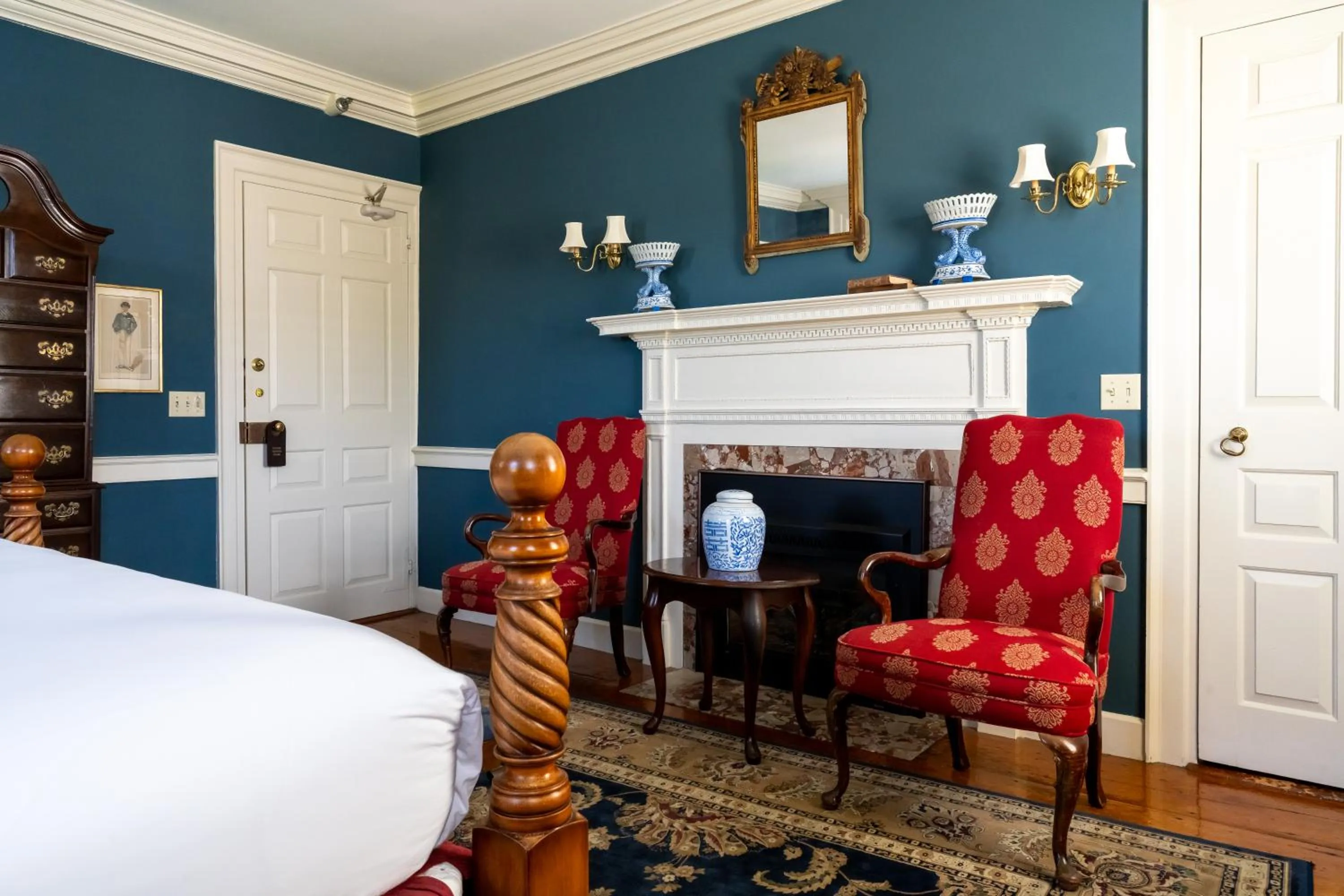 Seating area, Bed in Francis Malbone House