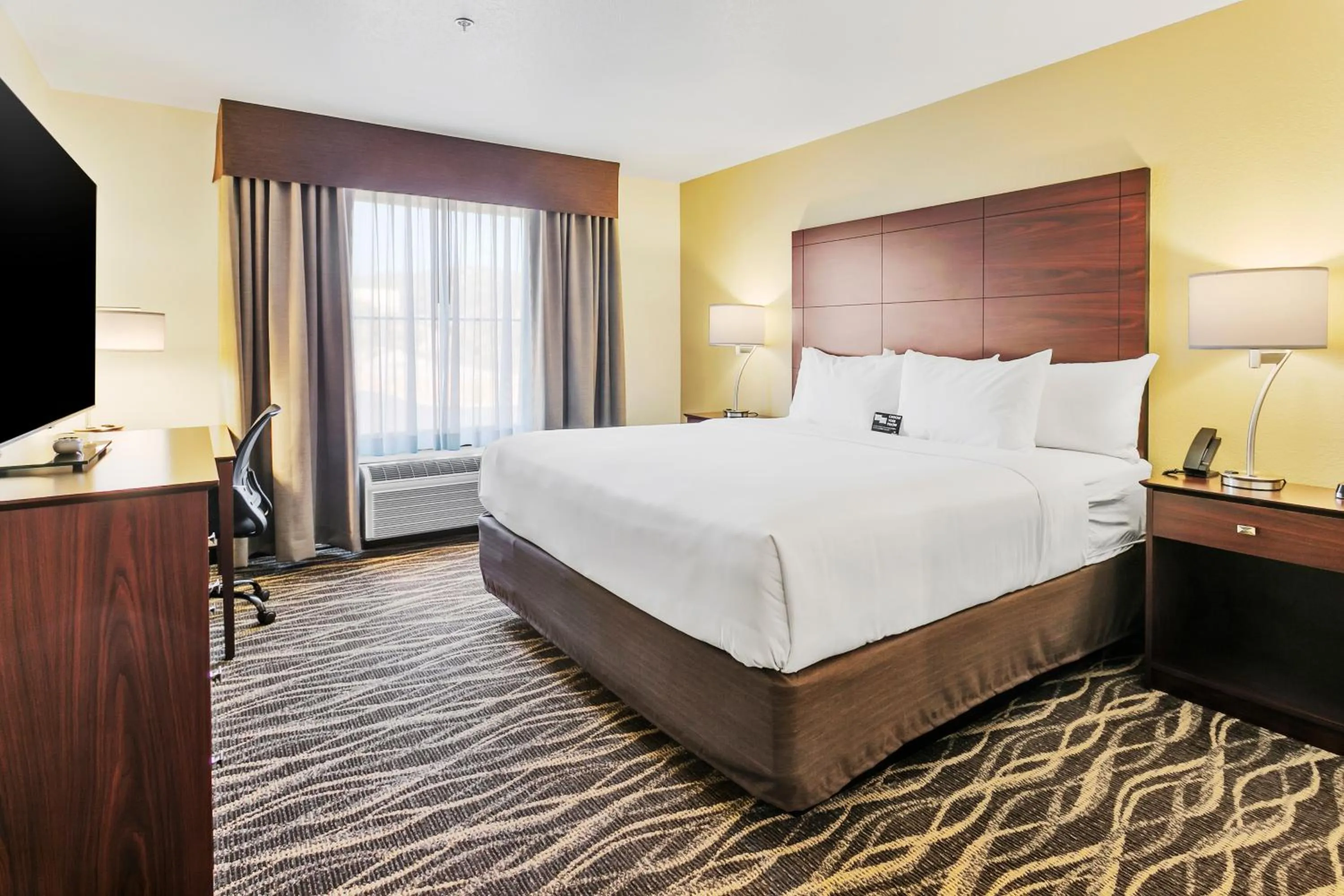 Bed in Cobblestone Hotel & Suites - Wickenburg