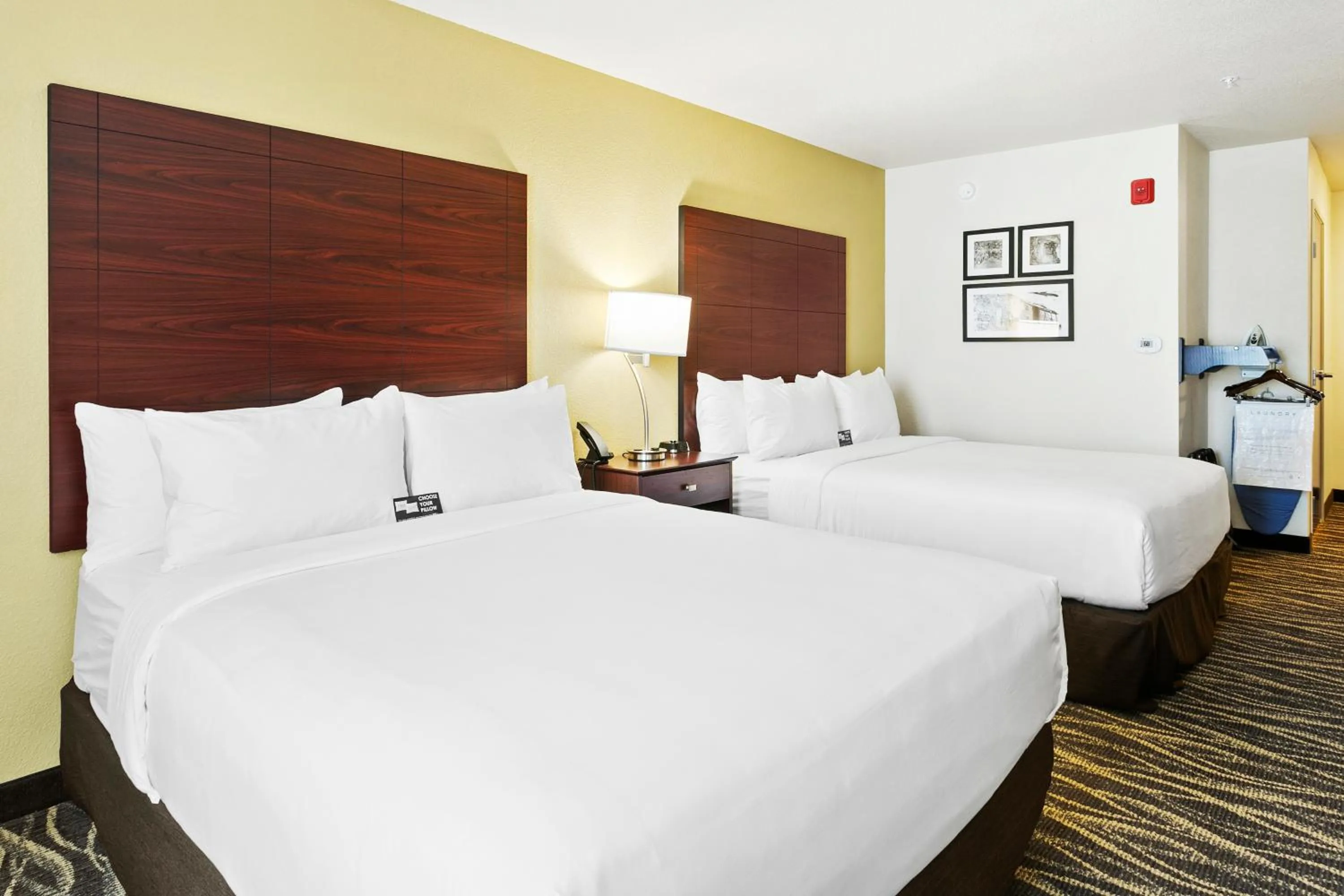 Bed in Cobblestone Hotel & Suites - Wickenburg