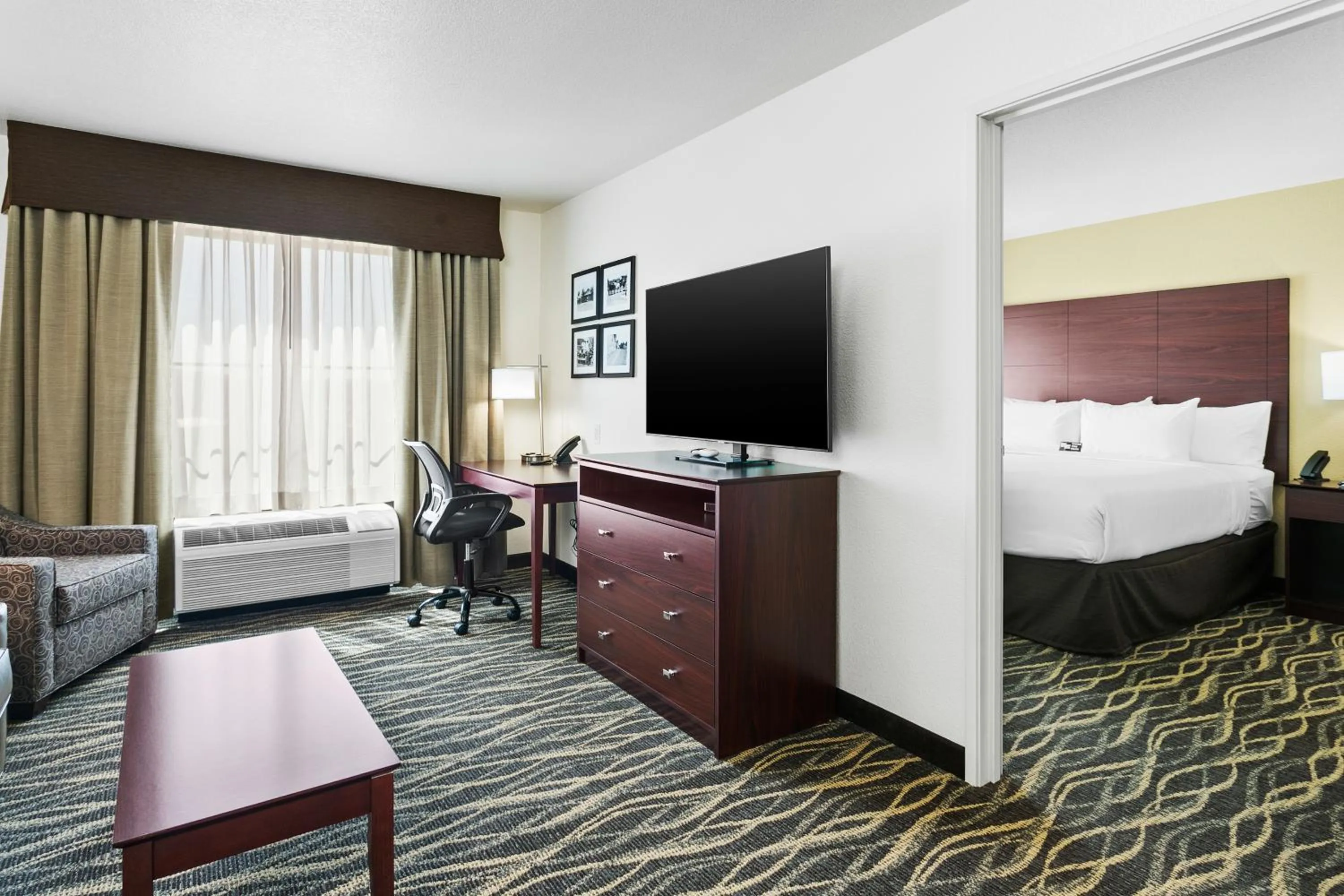 Bed in Cobblestone Hotel & Suites - Wickenburg