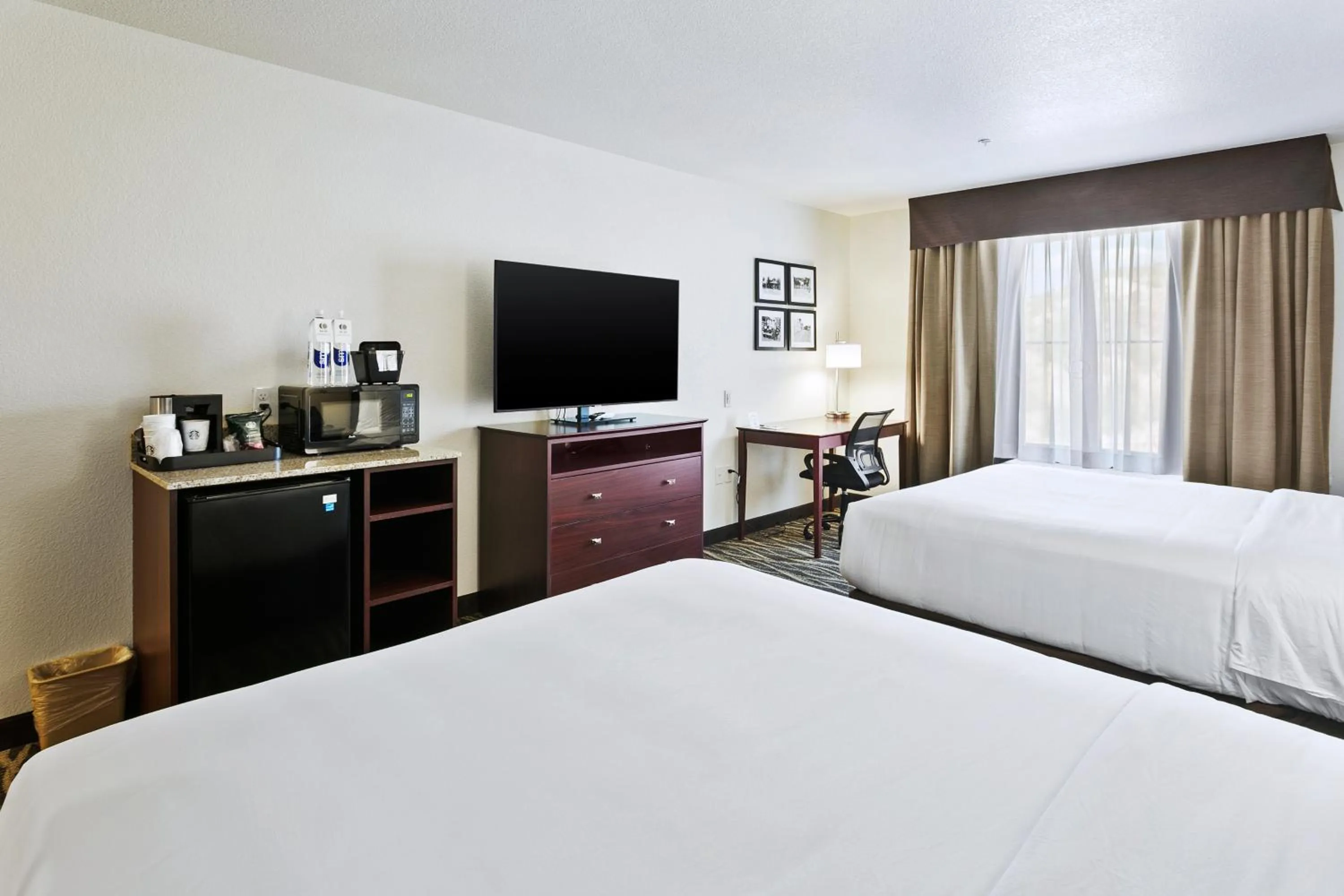 Bed in Cobblestone Hotel & Suites - Wickenburg